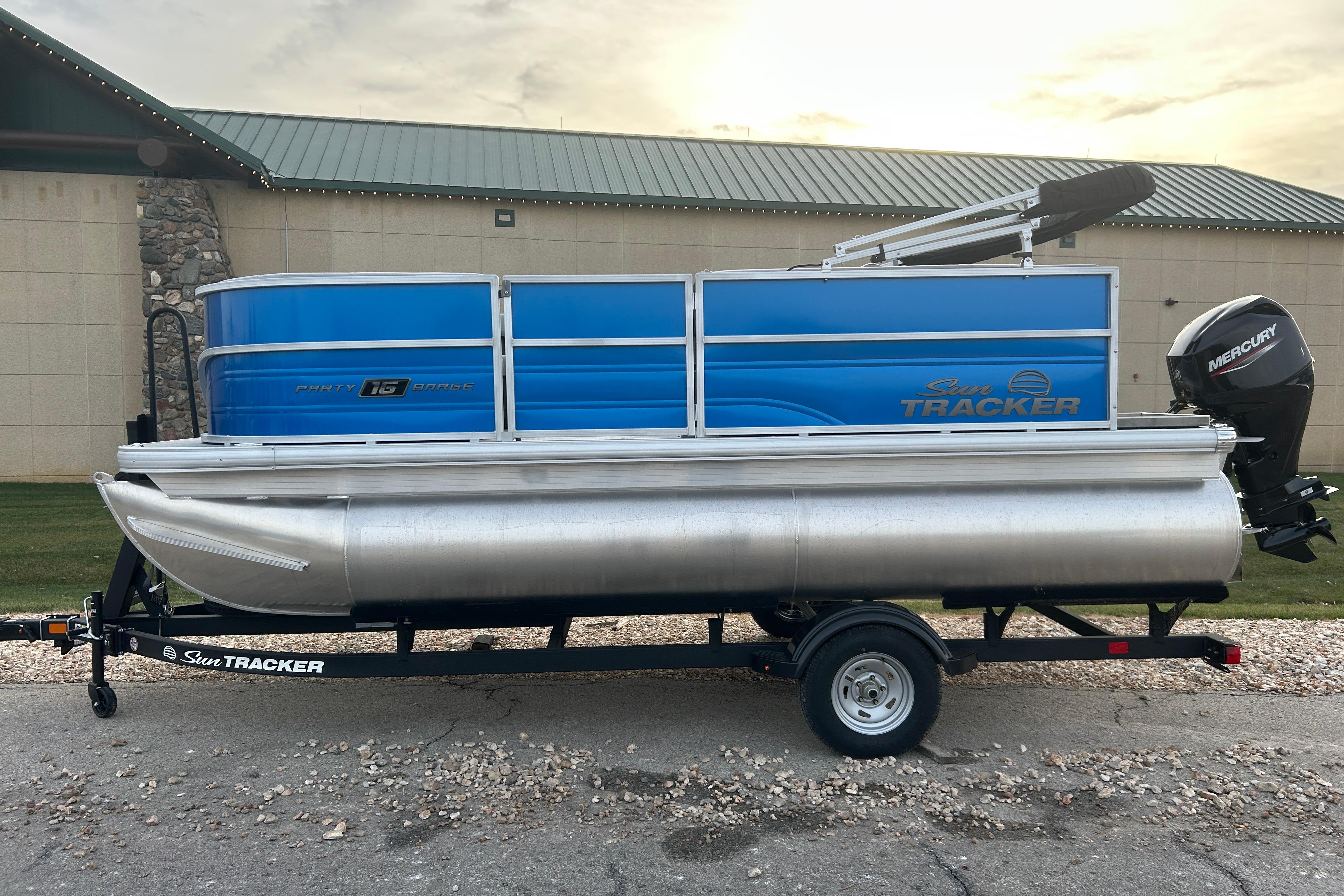 2026 Sun Tracker Party Barge 16 DLX