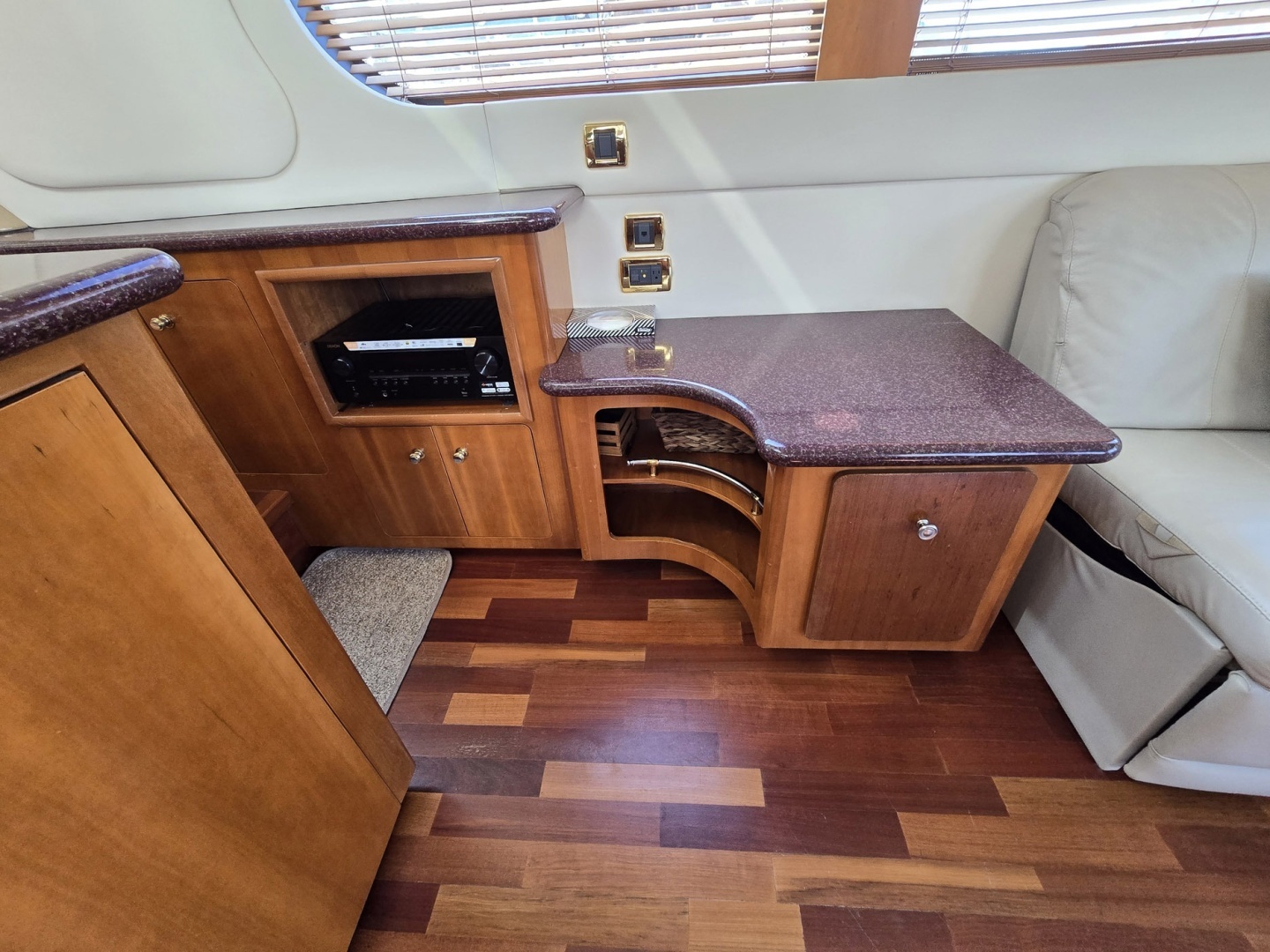 2001 Carver 570 Voyager Pilothouse - Image 23