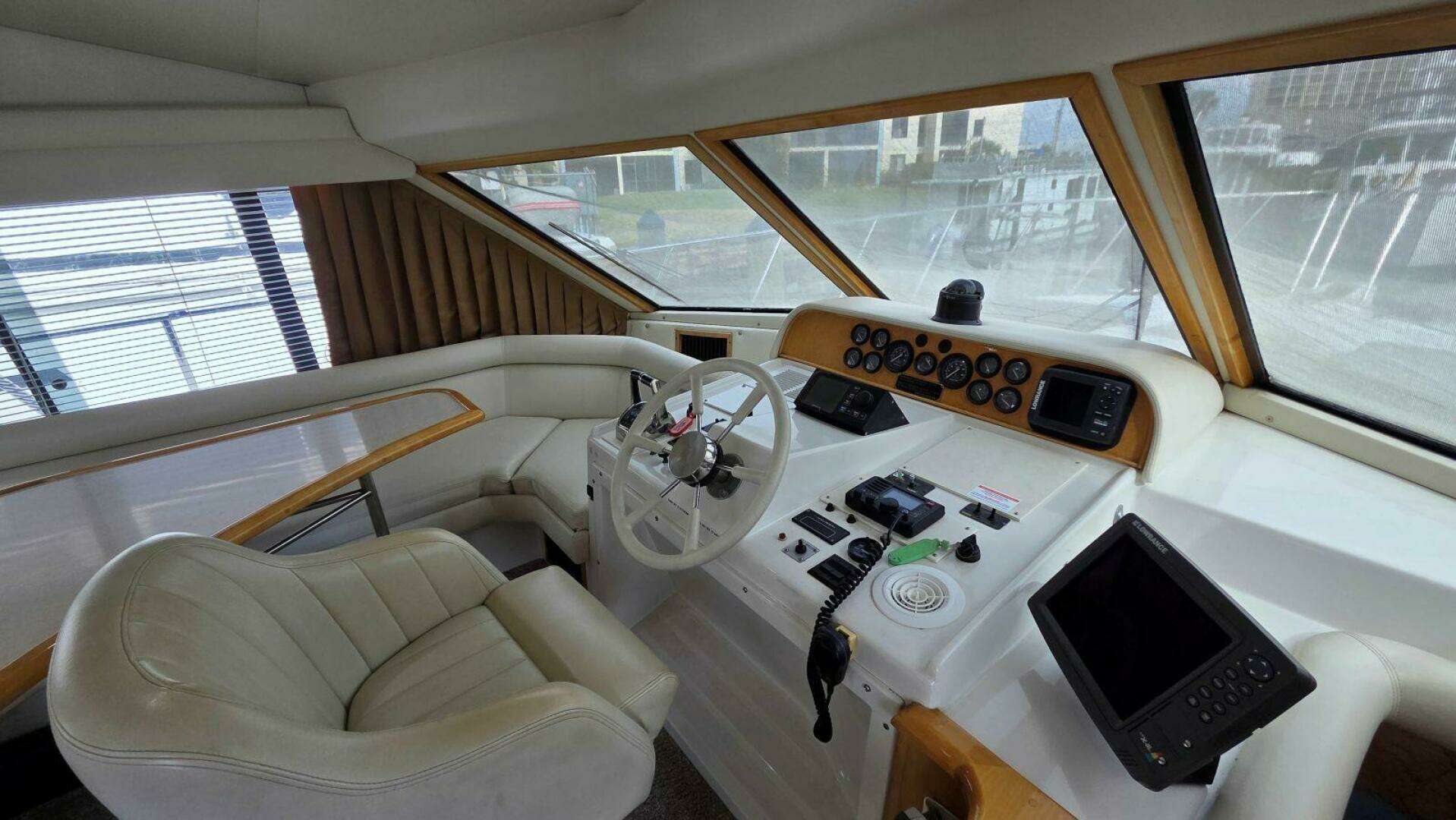 1998 Navigator 5300 - Image 38