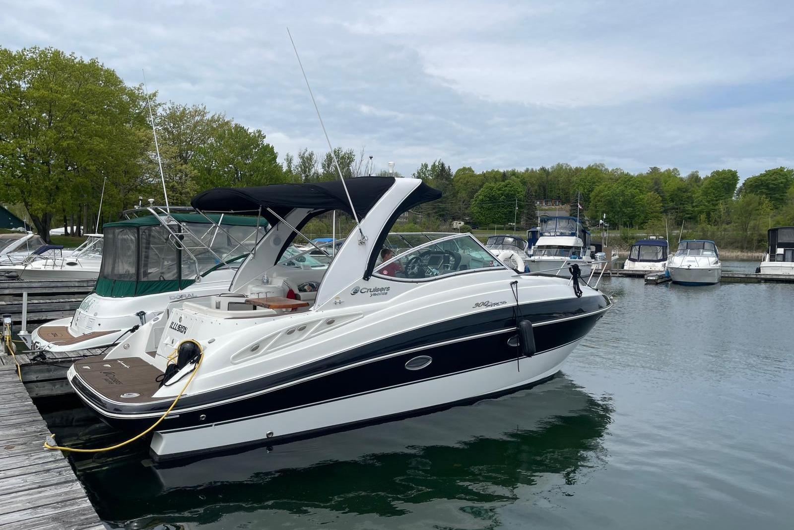 2011 Cruisers Yachts 300 Express