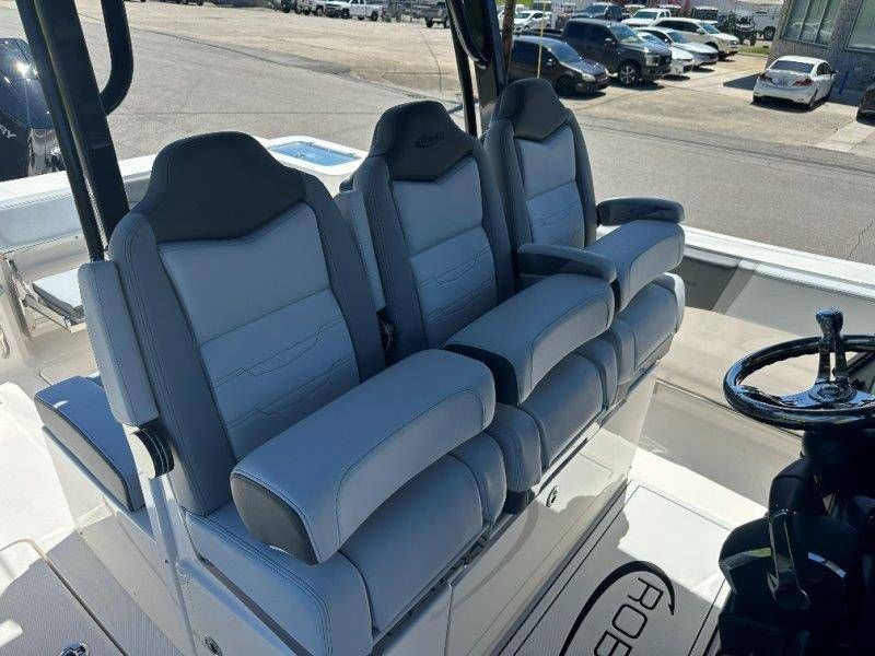2026 Robalo R300 Center Console - 42