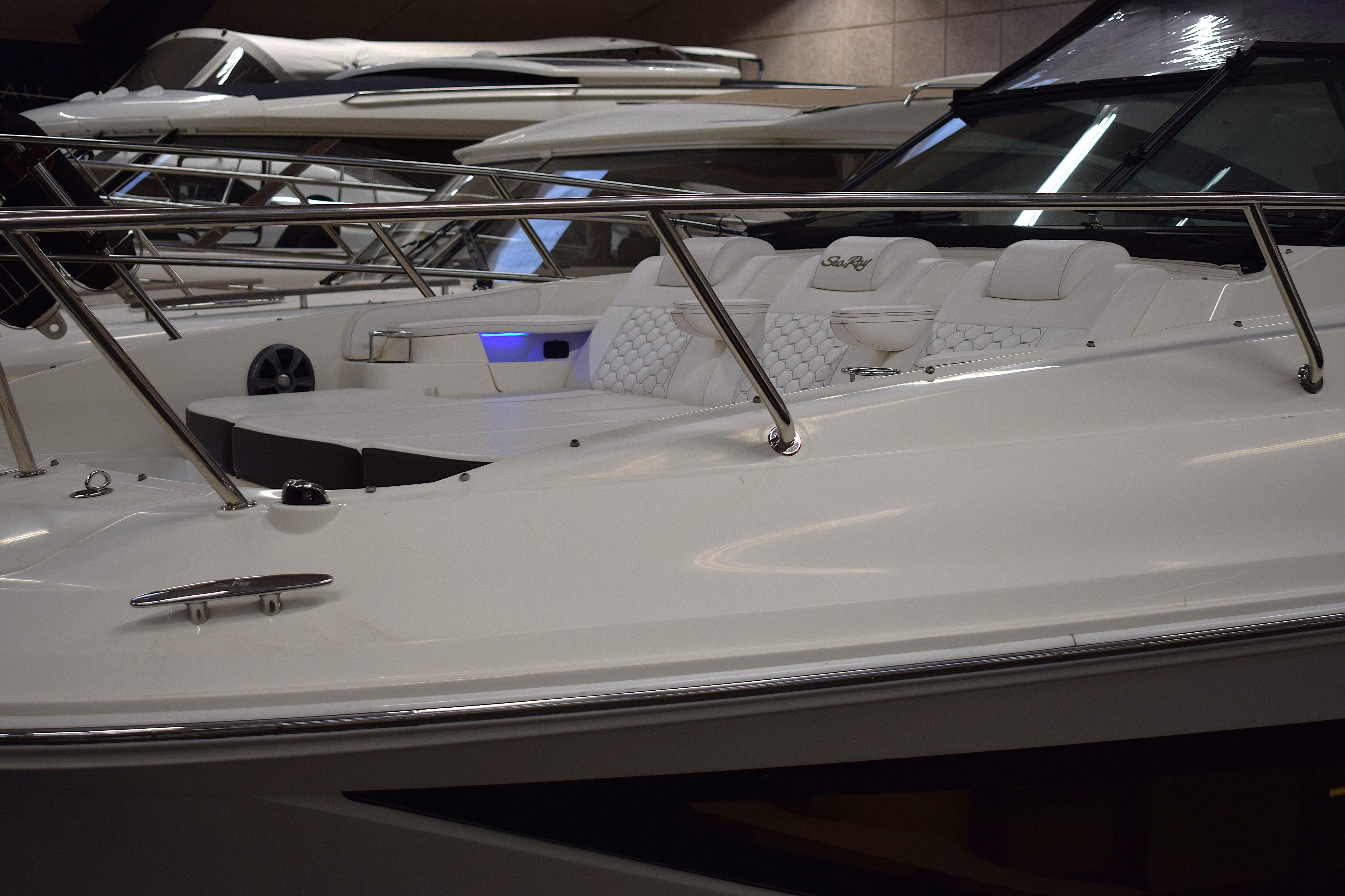 2021 Sea Ray Sundancer 320 Outboard luxury boat with sleek design and comfortable seating.
