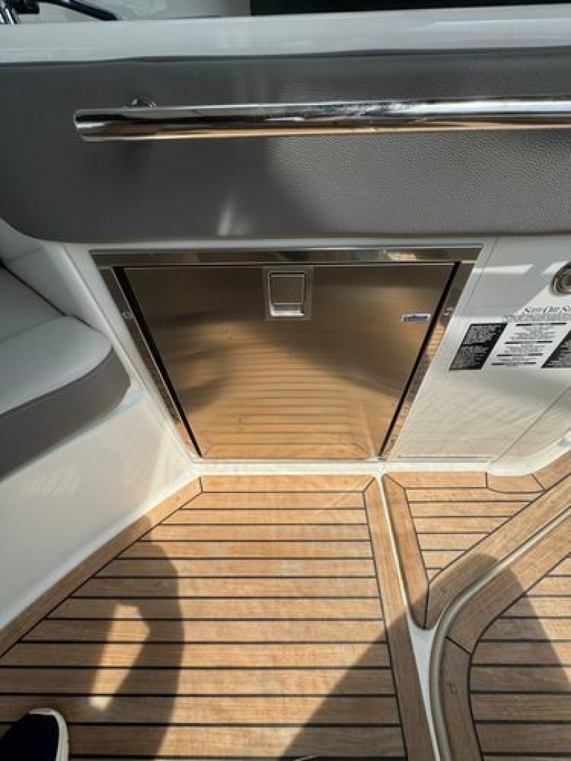 2021 Sea Ray Sundancer 320 Outboard - Image 9