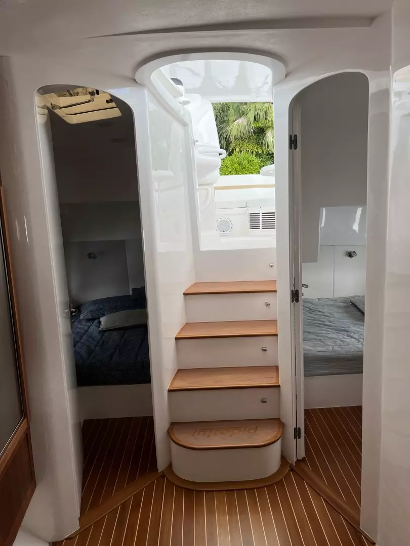 2019 Intrepid 475 Sport Yacht - Image 11
