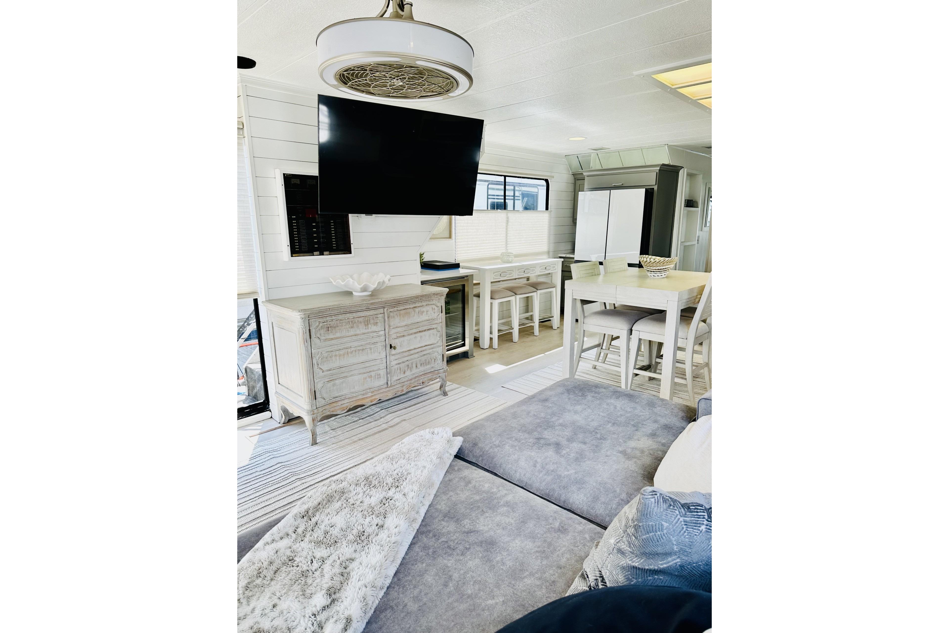 Interior of a 1992 Sumerset 66 houseboat with modern furnishings and a cozy living area.