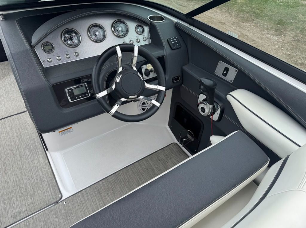 2017 Regal 2800 Bowrider - 11