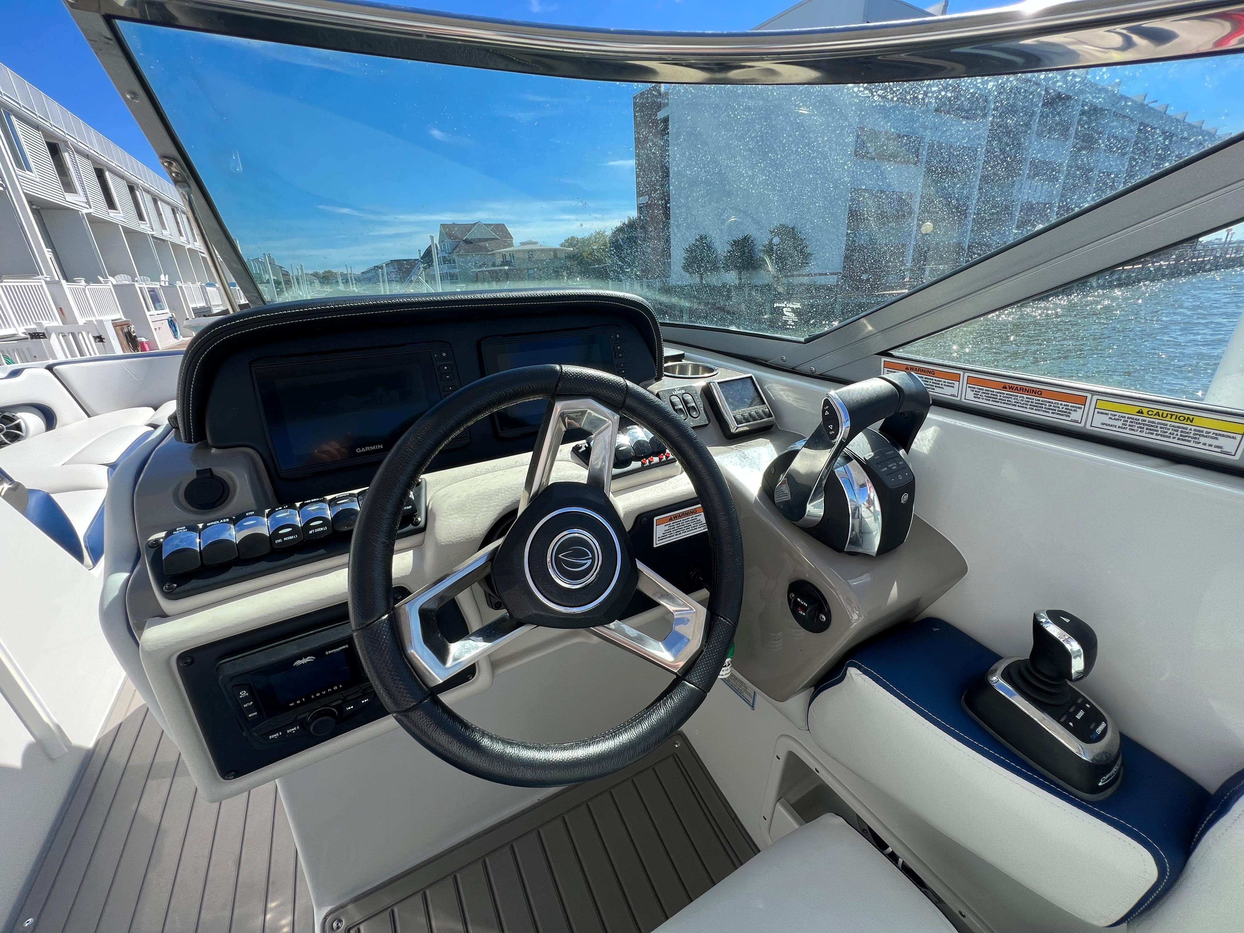 2022 Crownline E305 XS Helm