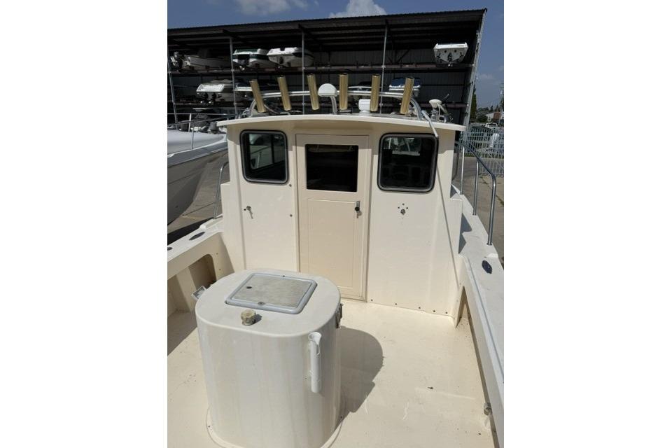 2006 Parker 2520 SL Sport Cabin boat with spacious deck and cabin view.