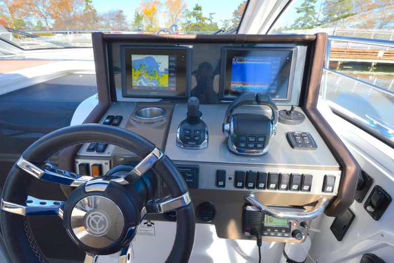 2016 Cruisers Yachts 390 Express Coupe - 11