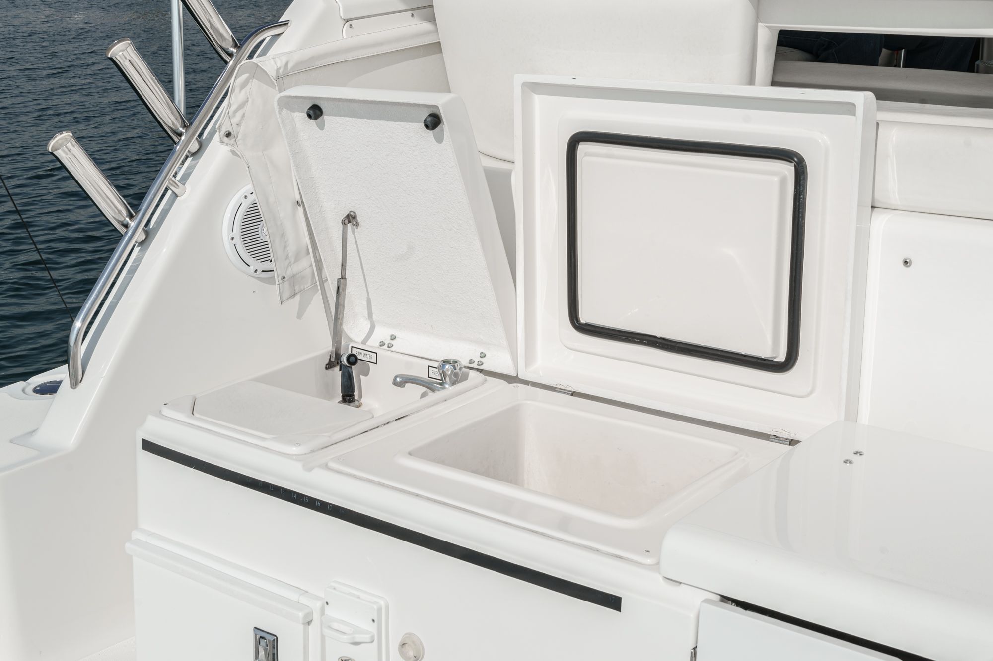 2002 Tiara Yachts 4100 Open - 23