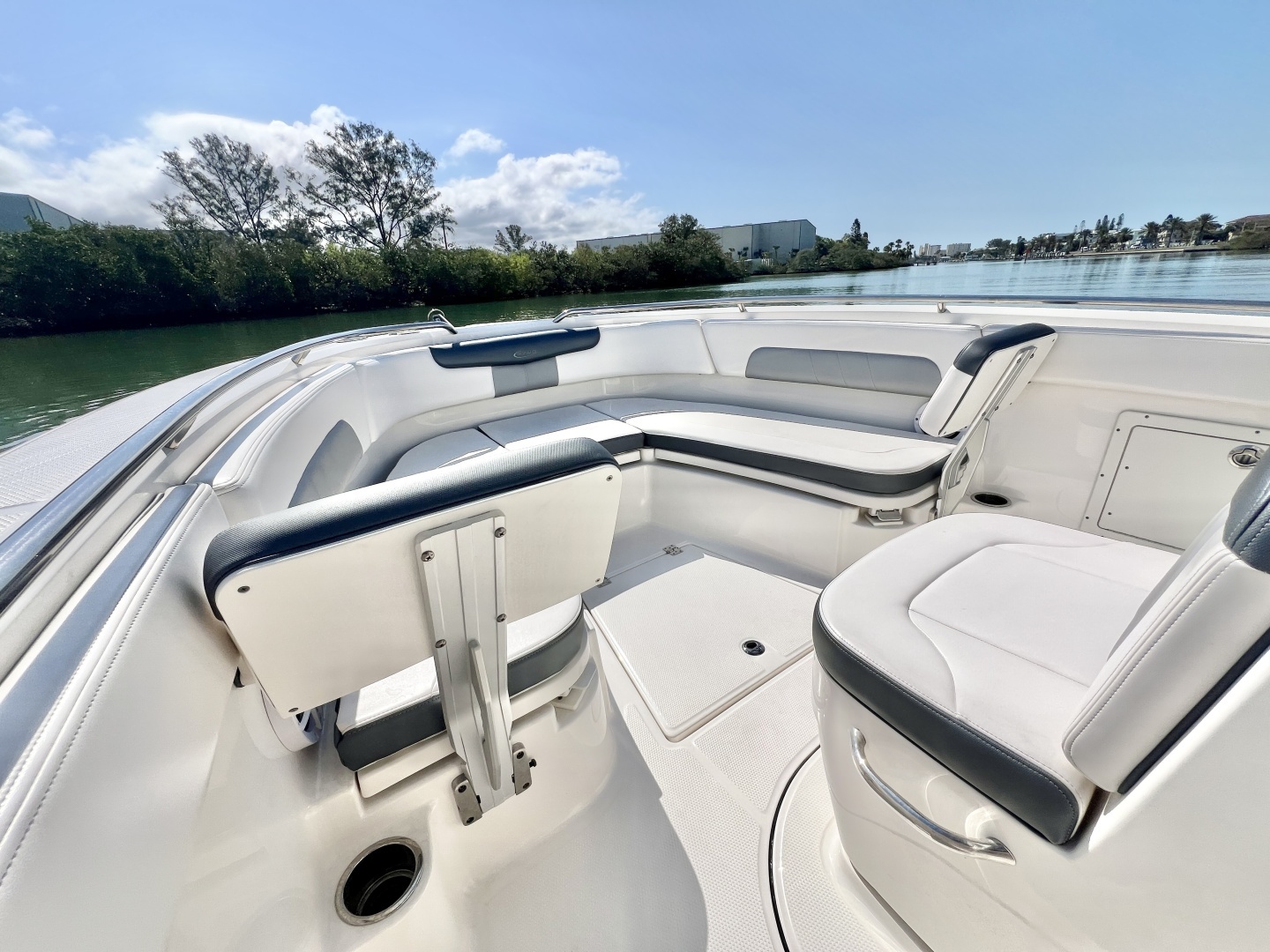 2021 Robalo R242 Explorer - Image 22