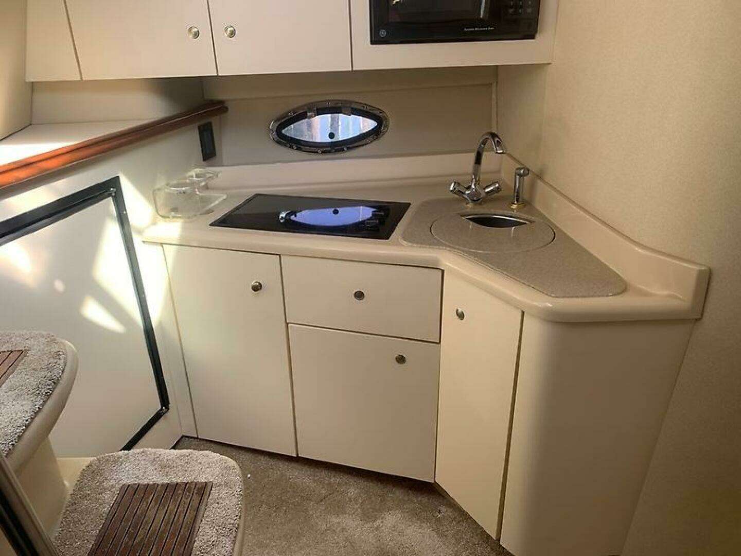 2003 Cruisers Yachts 3372 Express - Image 4