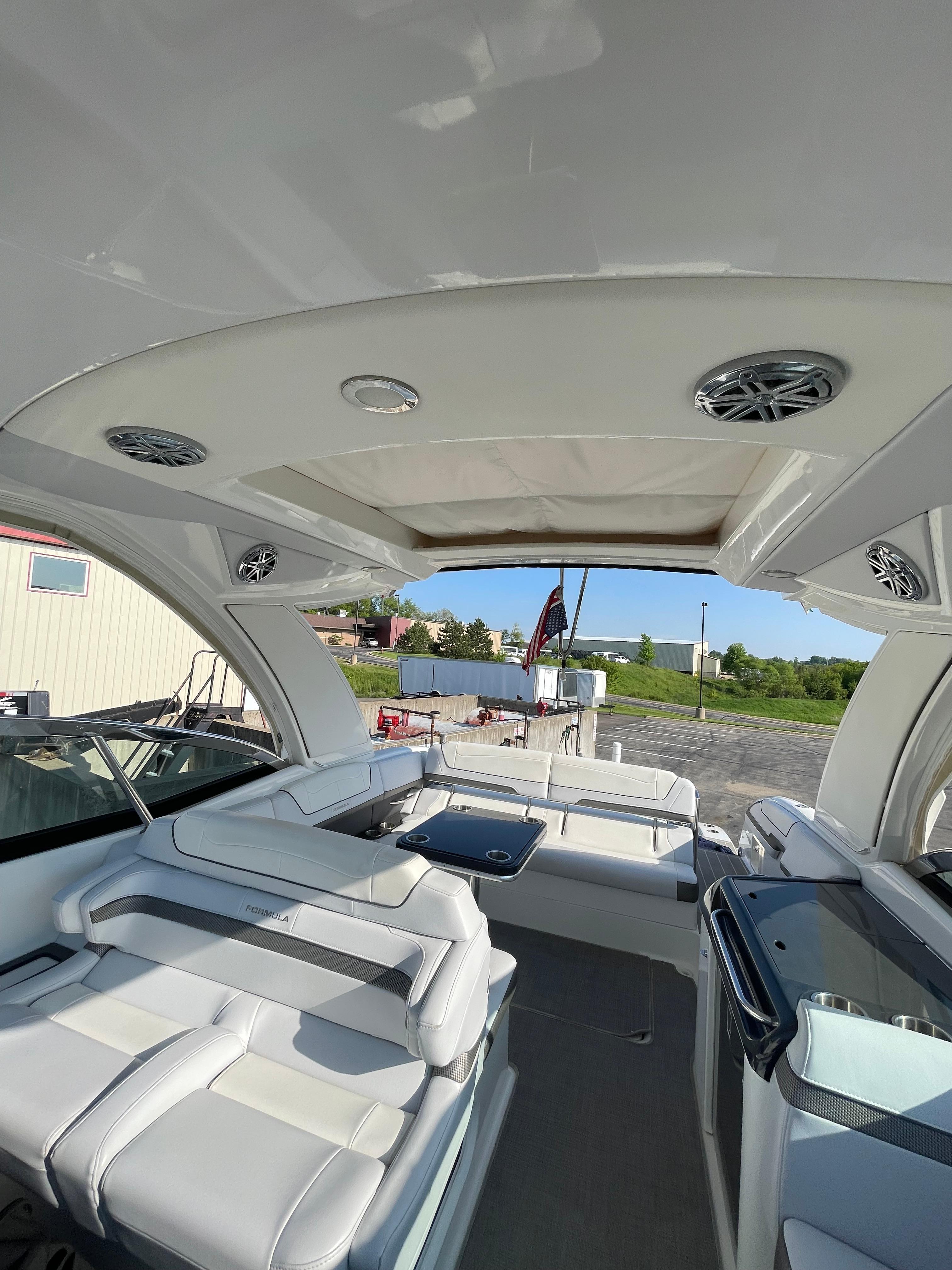 2019 Formula 350 Crossover Bowrider - 17