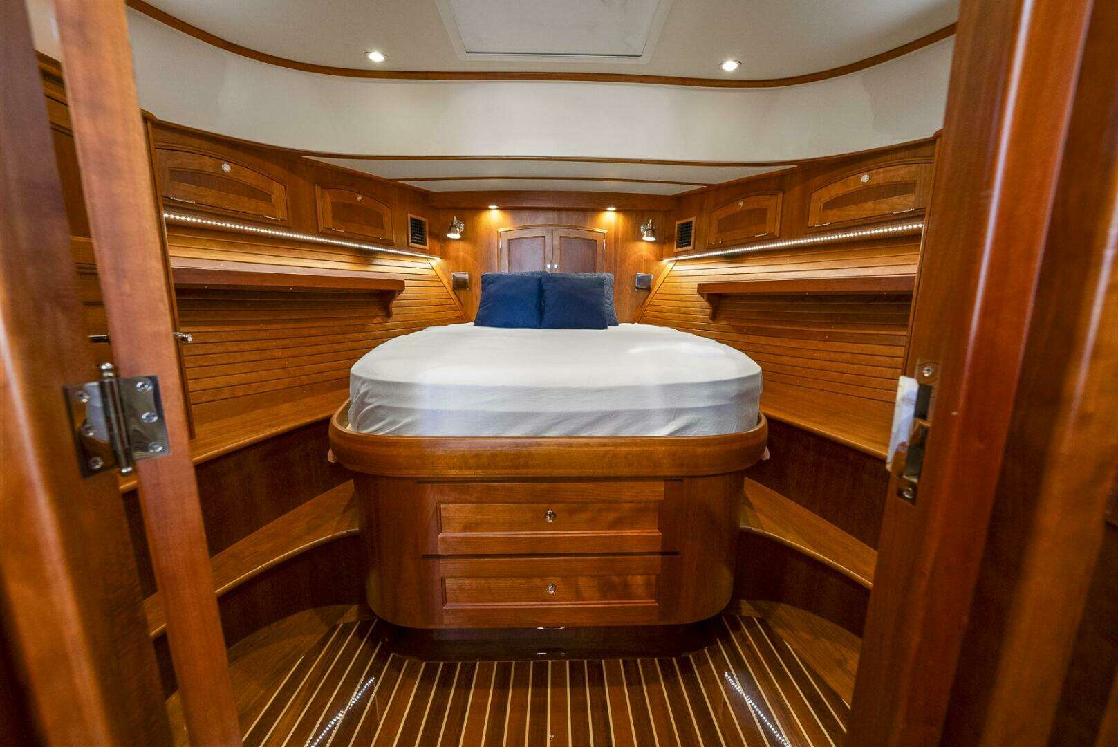 2017 Hinckley Talaria 43 - Image 27