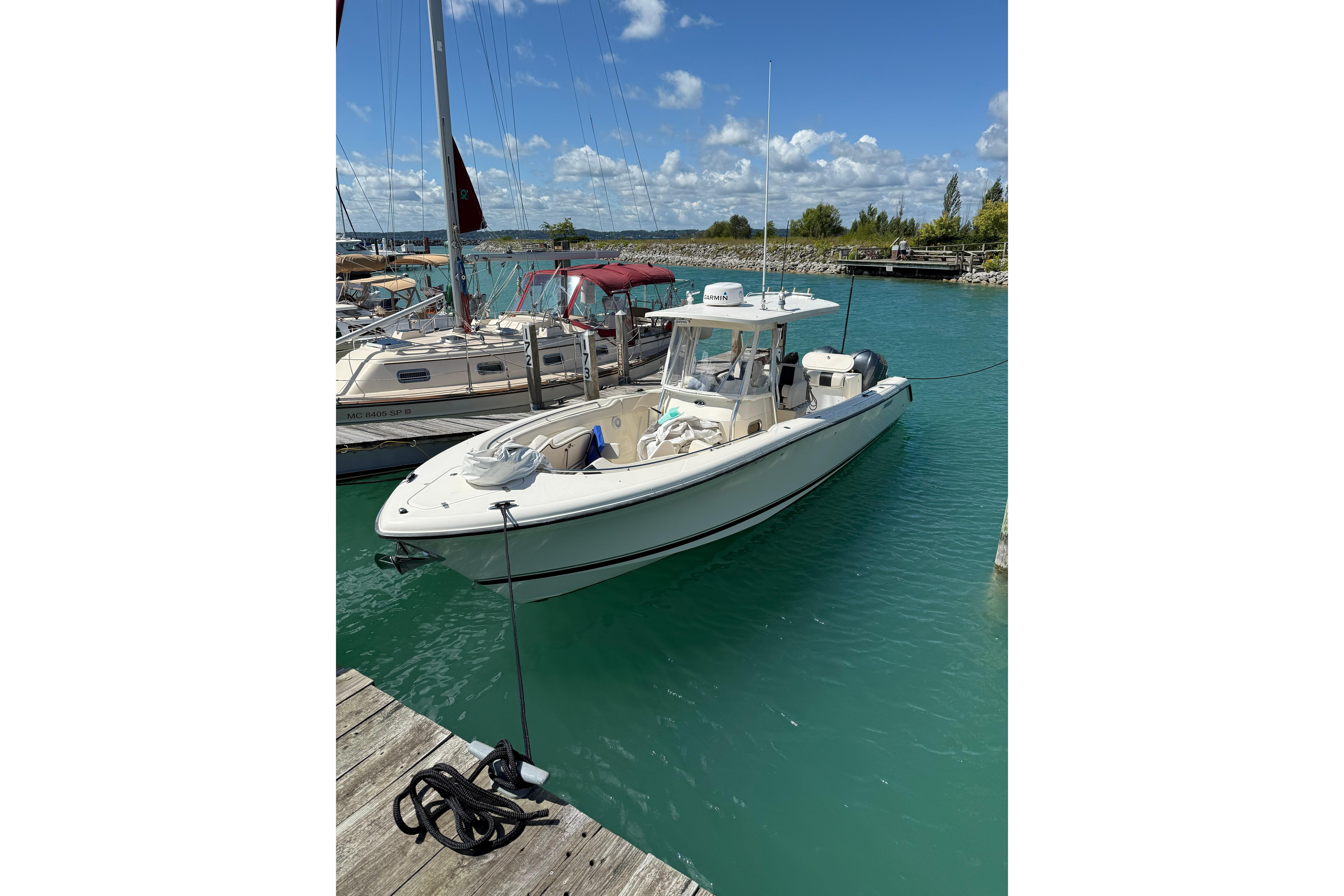 2007 Pursuit C 310 Center Console