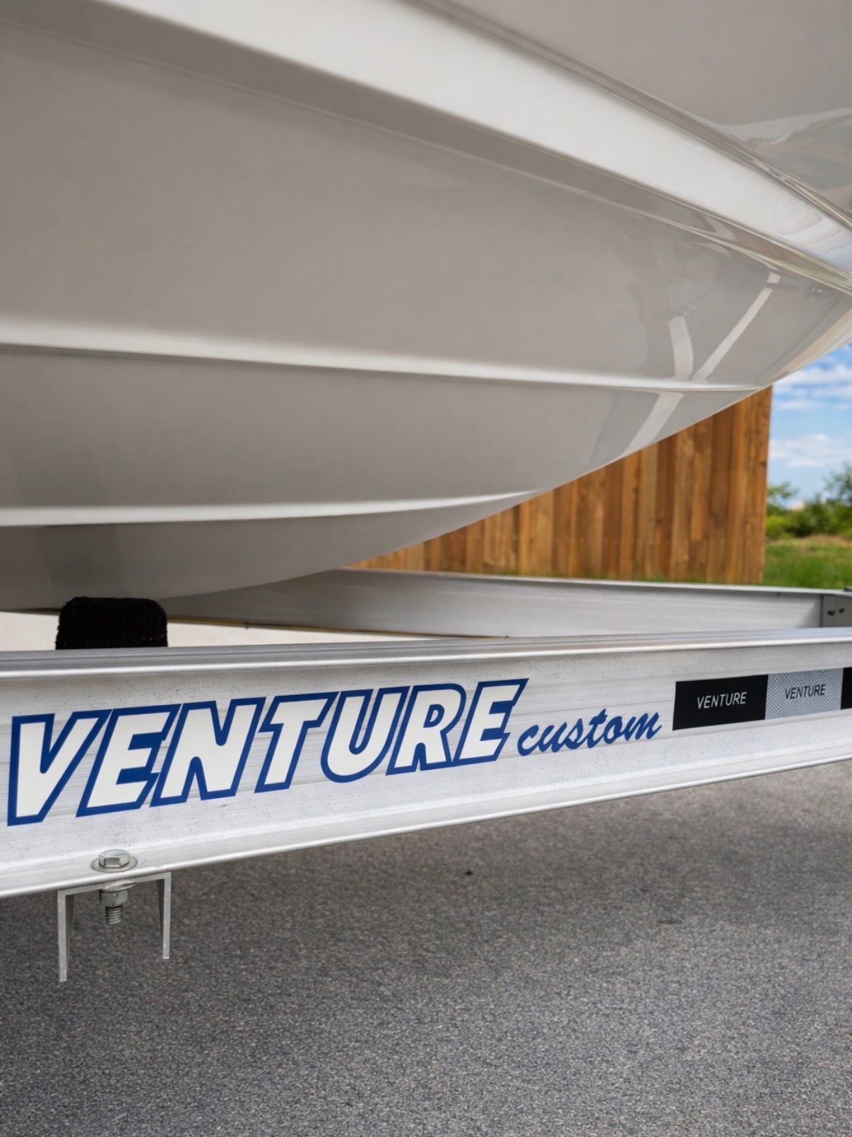 Sea Ray 200 Sport 2005 on Venture Custom trailer.
