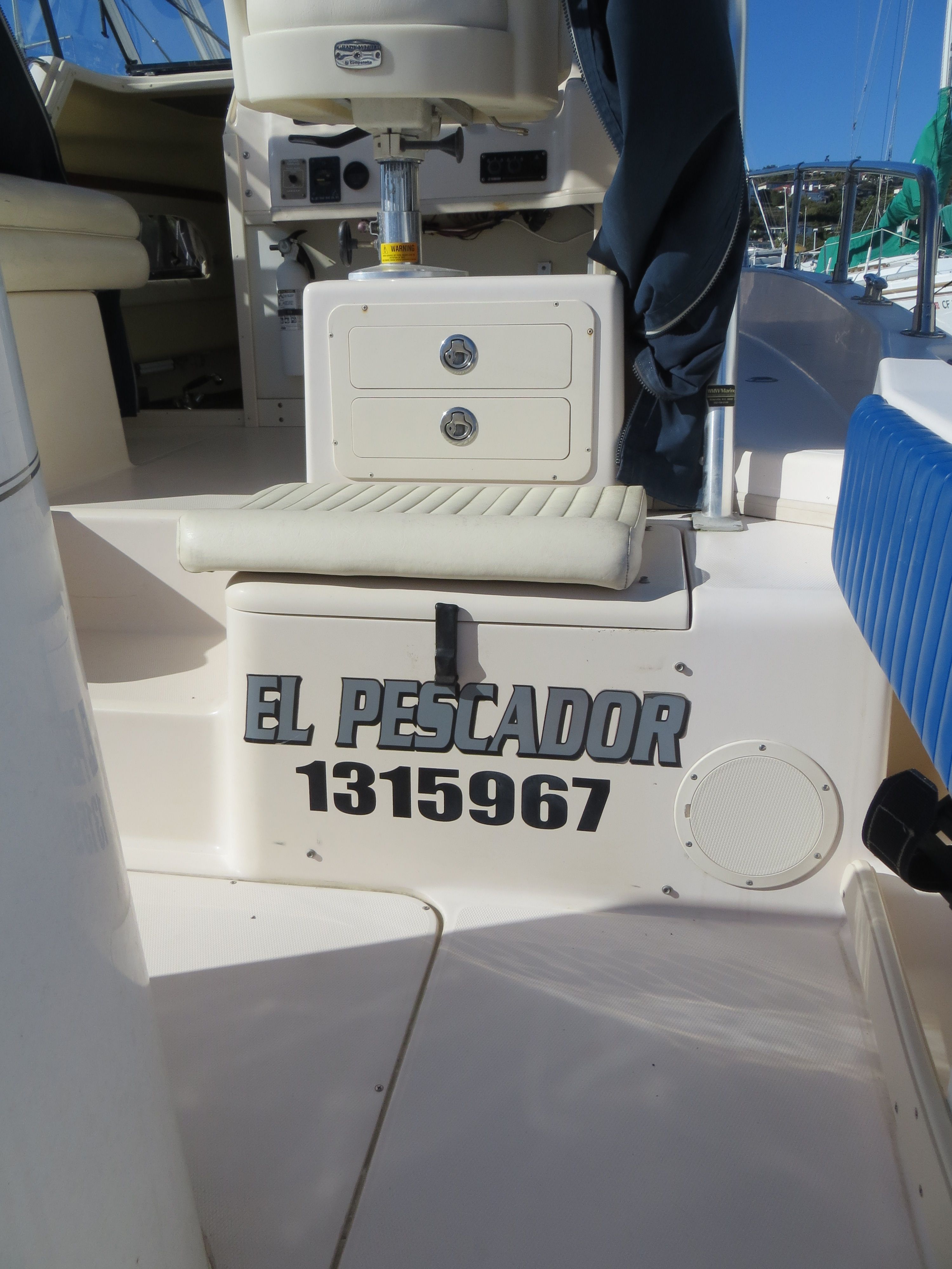The image shows the cockpit of a 2007 Grady-White Sailfish 282 boat.