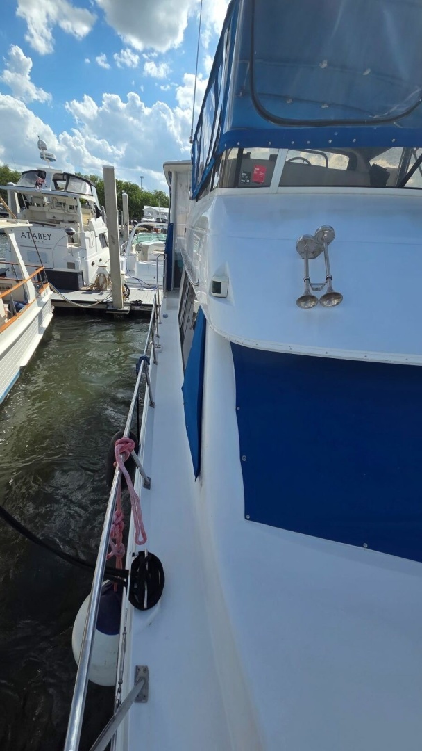 1998 Carver 405 Aft Cabin Motor Yacht - Image 29
