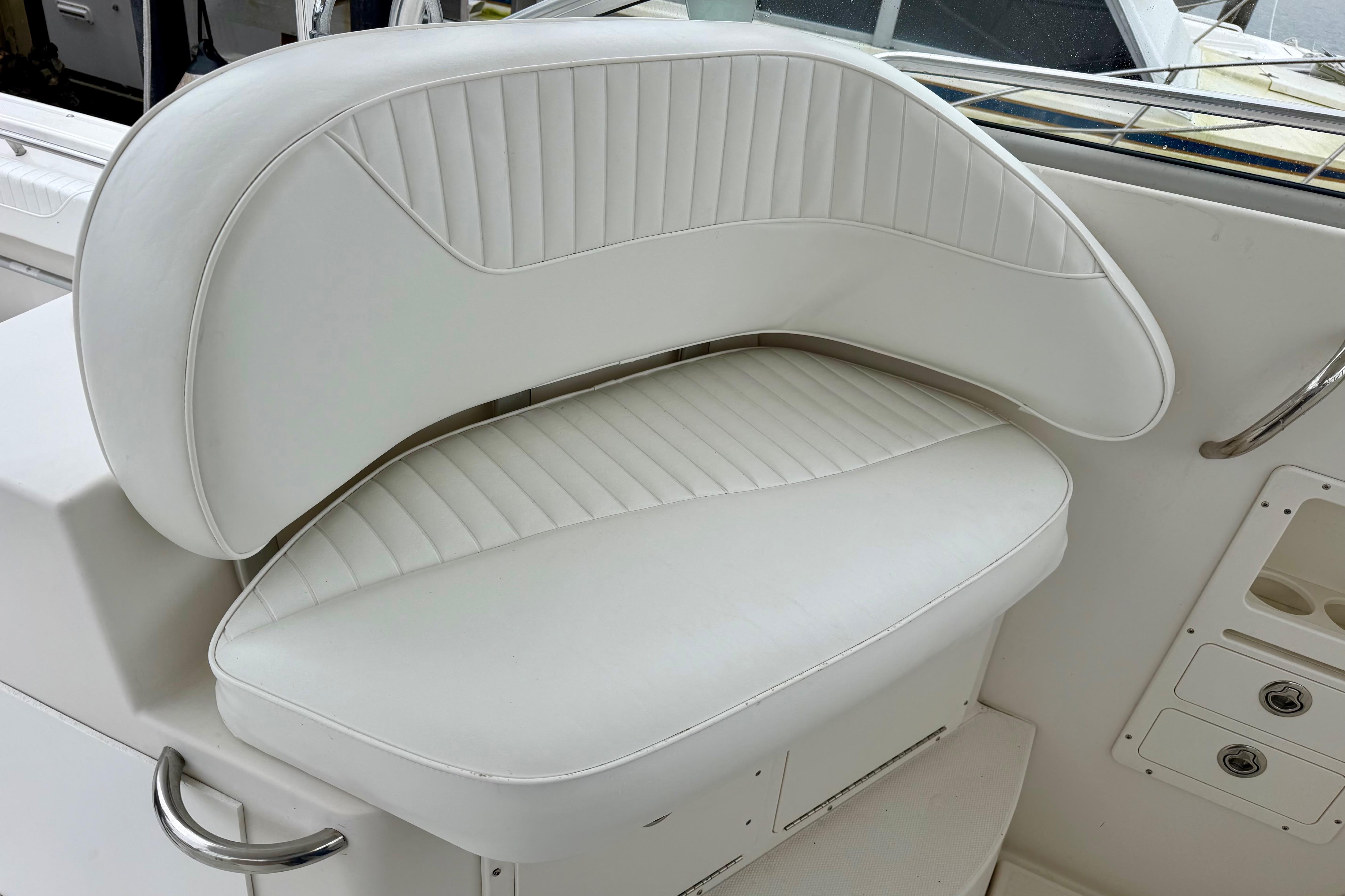 2006 Seaswirl Striper 2901 Walkaround O/B boat seat, white upholstery, sleek design.