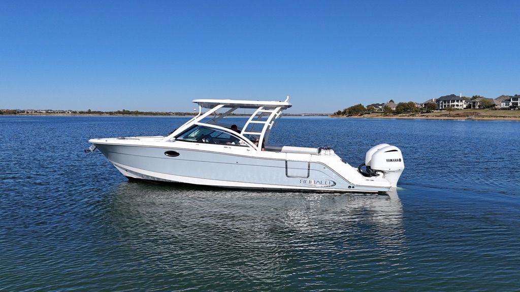 2021 Robalo R317 Dual Console