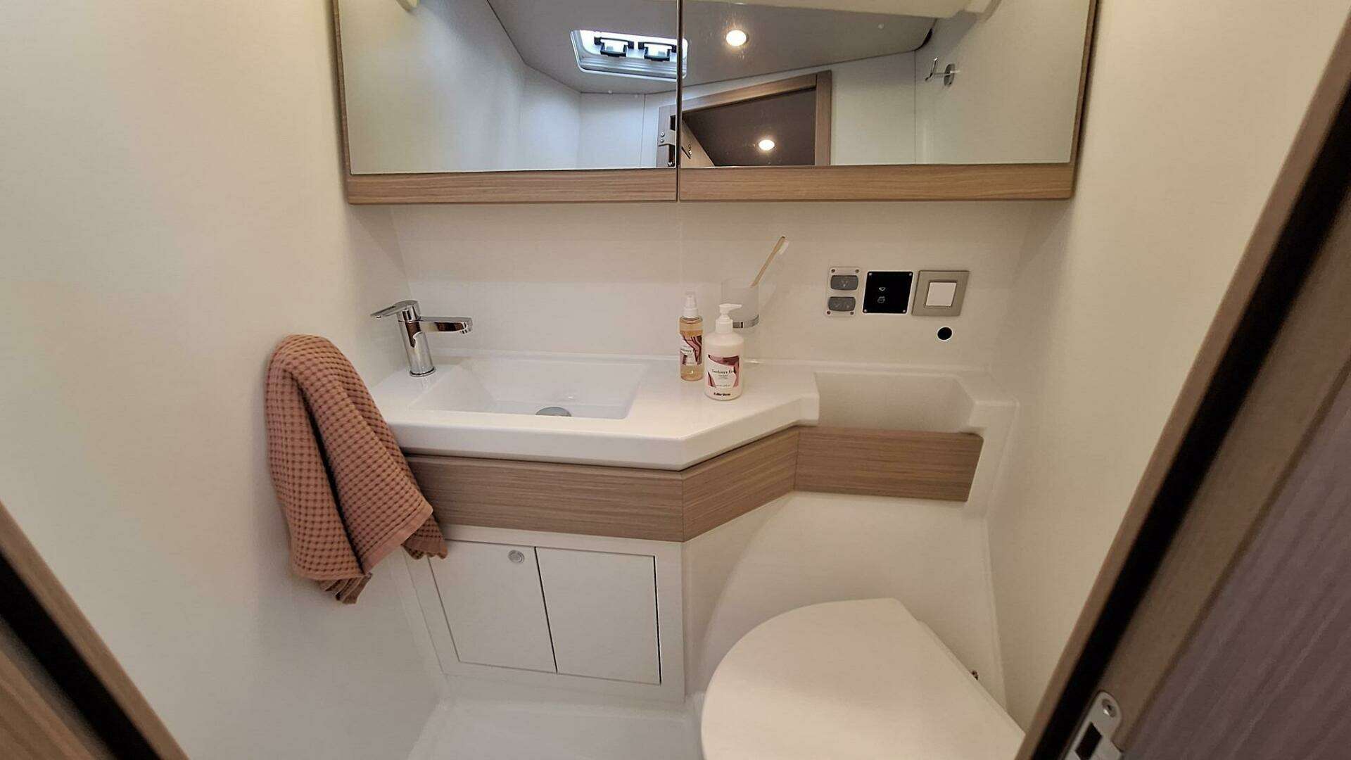 2026 Beneteau Oceanis 47 - Image 17