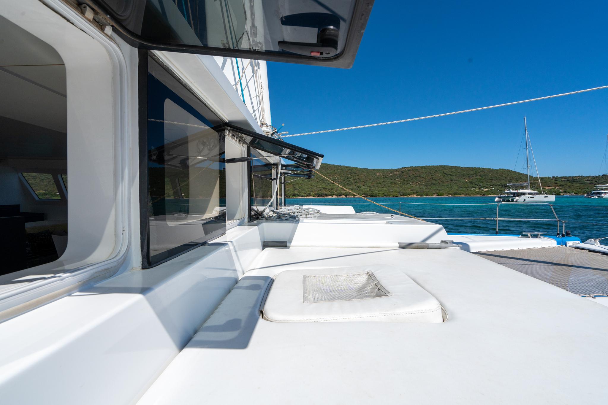 Custom Set Marine 625 yacht deck, 2016 model, with scenic ocean view and clear blue sky.