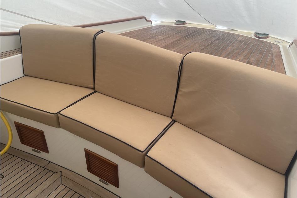 Tan cushioned seating on 2004 RB DERELI Daytripper 40 yacht deck.
