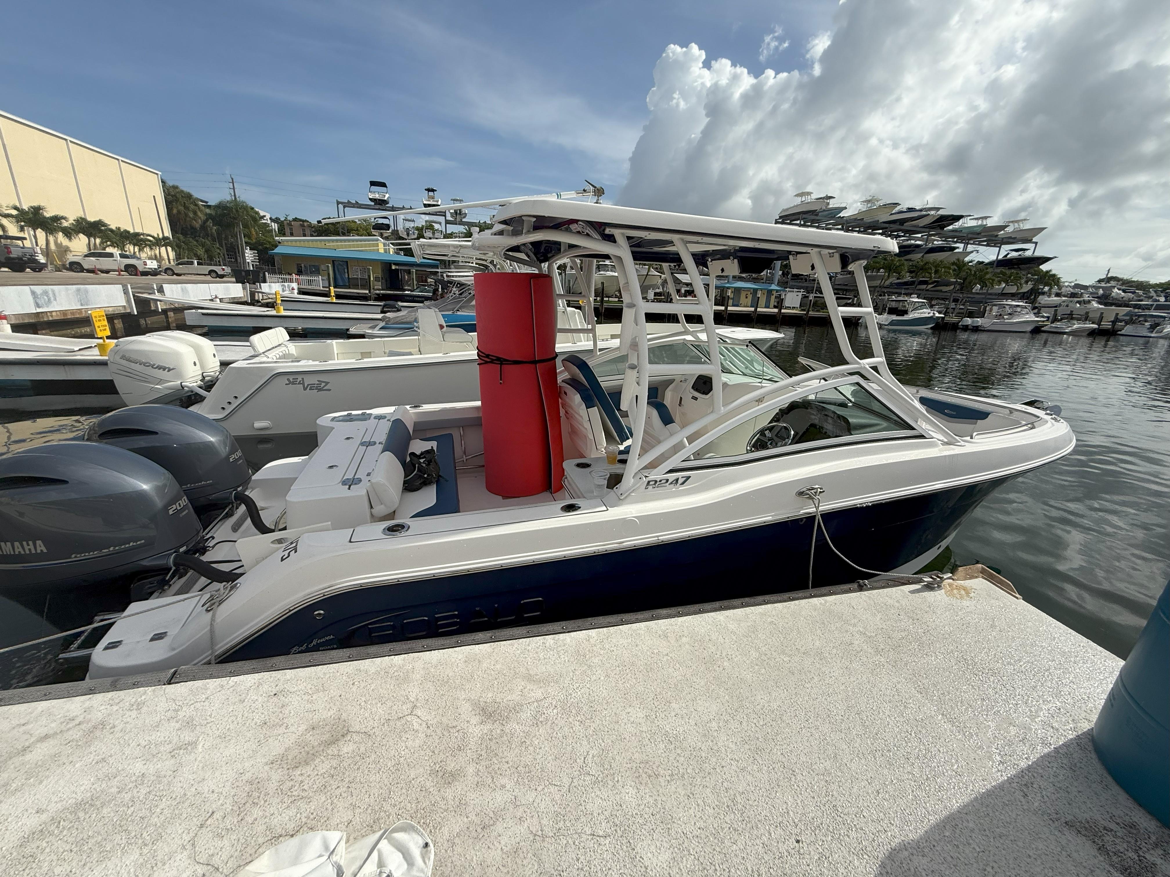 2022 Robalo R247 Dual Console - 3