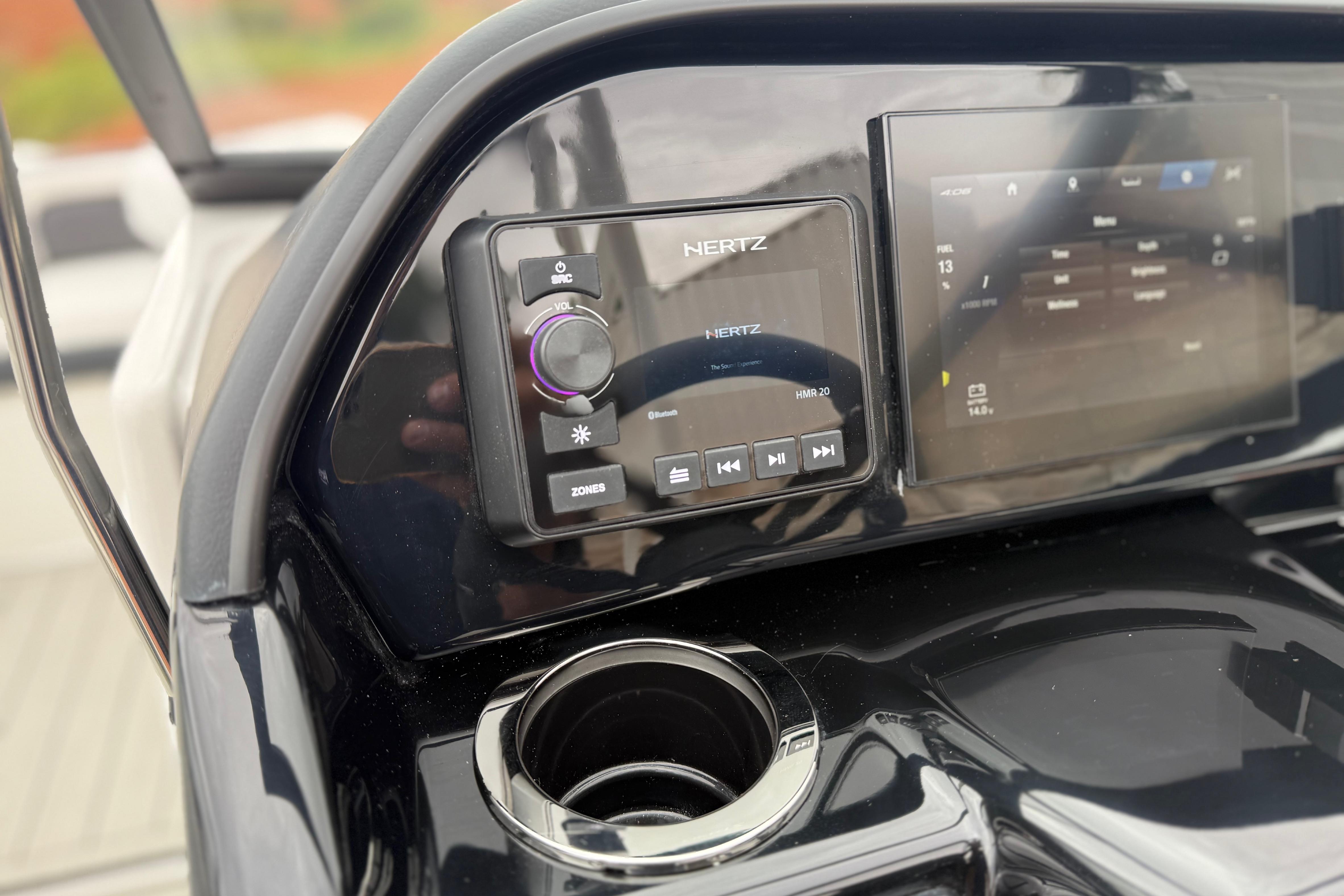 Dashboard of 2025 Yamaha Boats 195S featuring Hertz audio system and touchscreen controls.