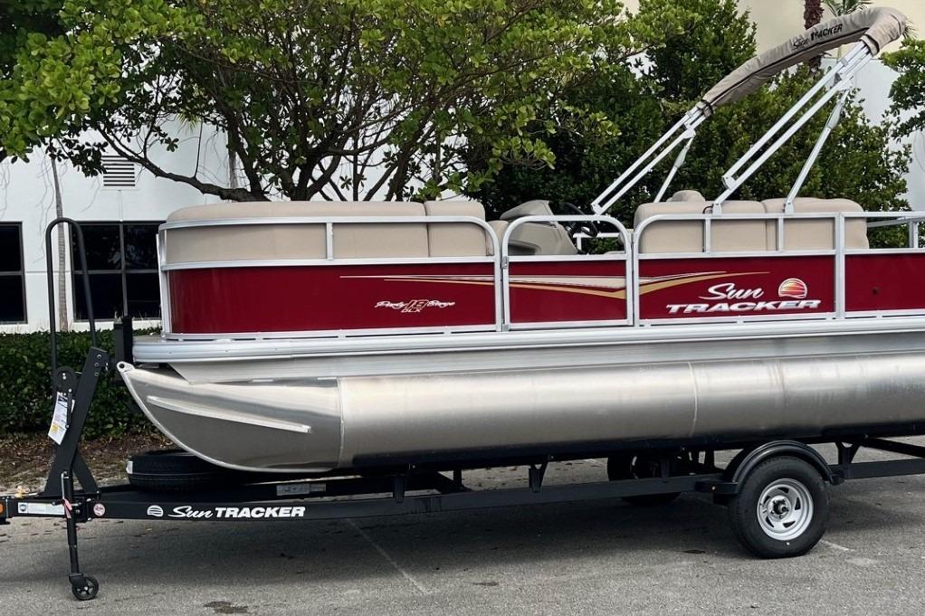 2025 Sun Tracker Party Barge 18 DLX