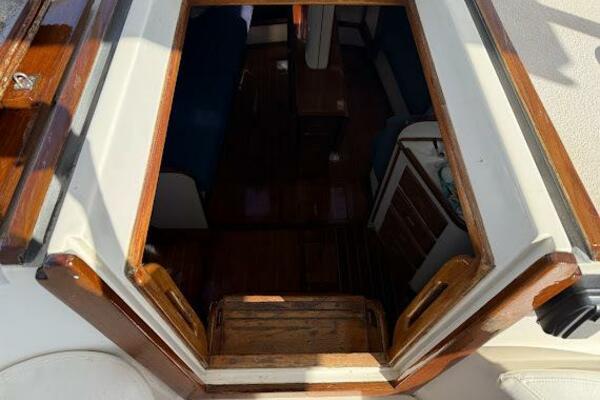 Interior view of 1989 Catalina Morgan 440 sailboat cabin entrance.