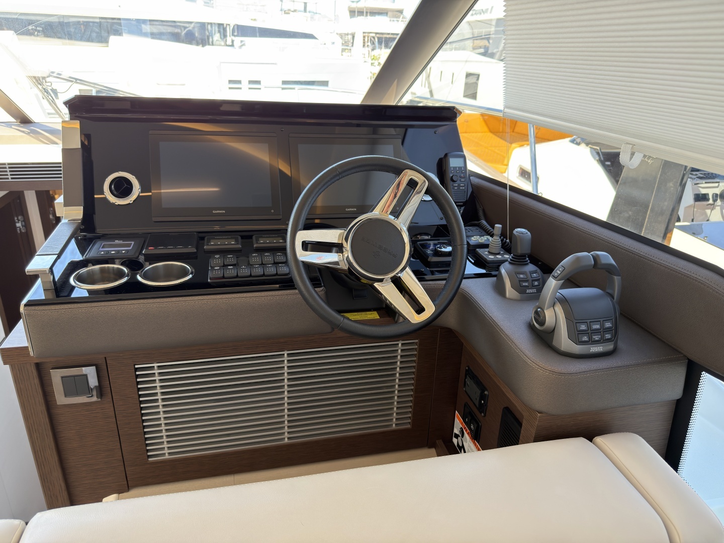 2023 Prestige 520 - Image 13