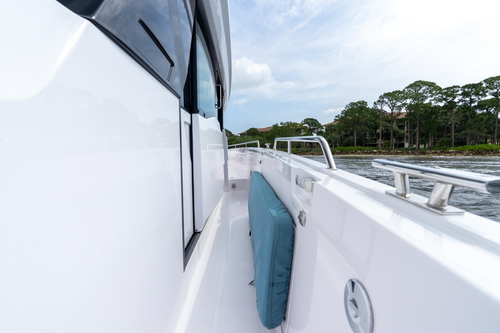 2024 Axopar 45 XC Cross Cabin - Image 13