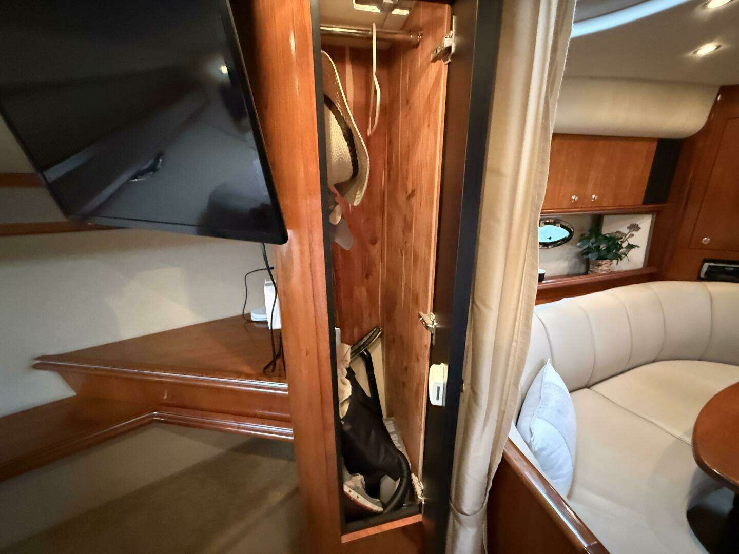 2004 Cruisers 370 Express - Image 38