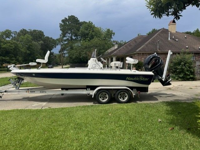 2005 NauticStar 2220