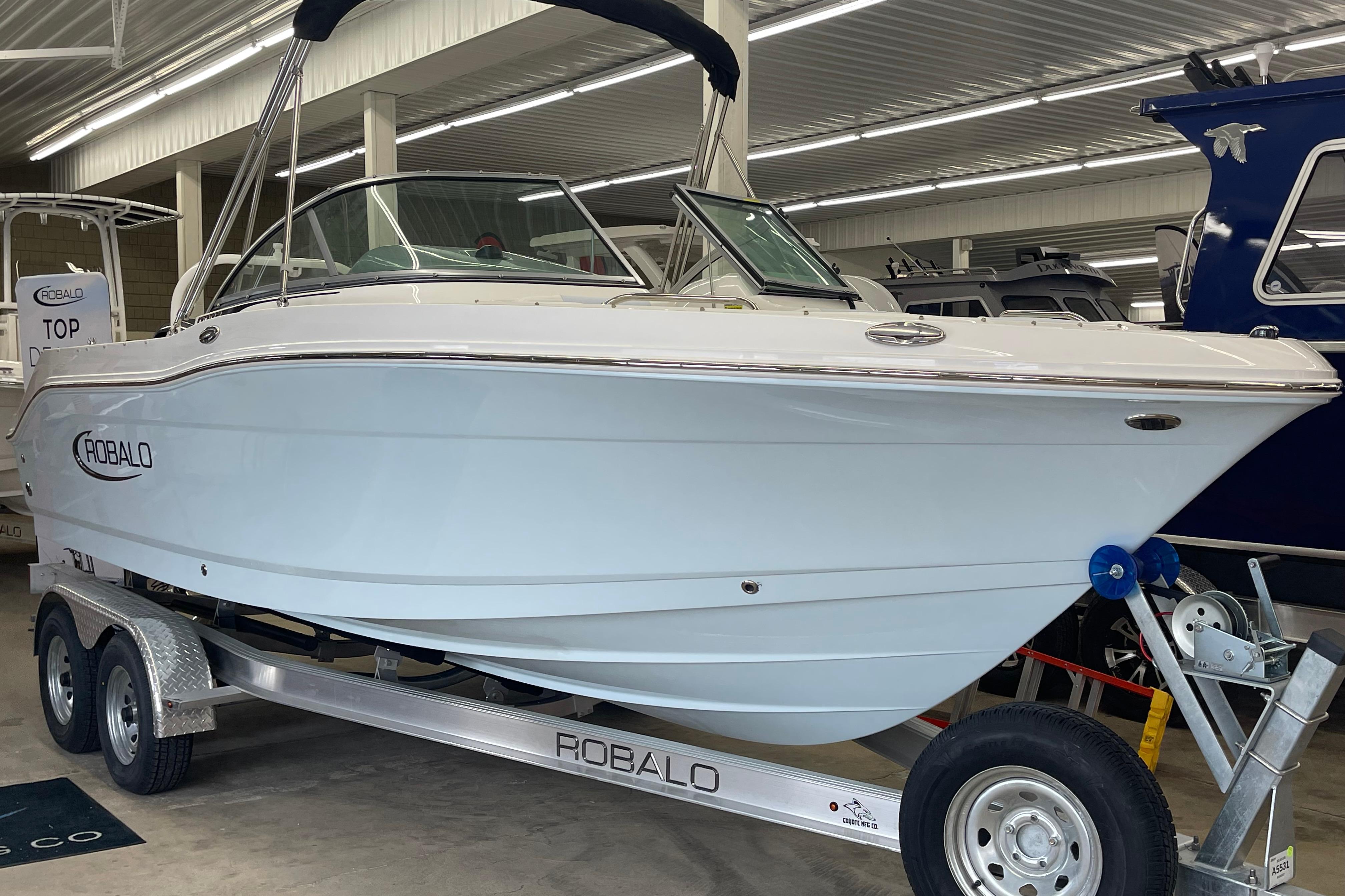 2026 Robalo R207 Dual Console