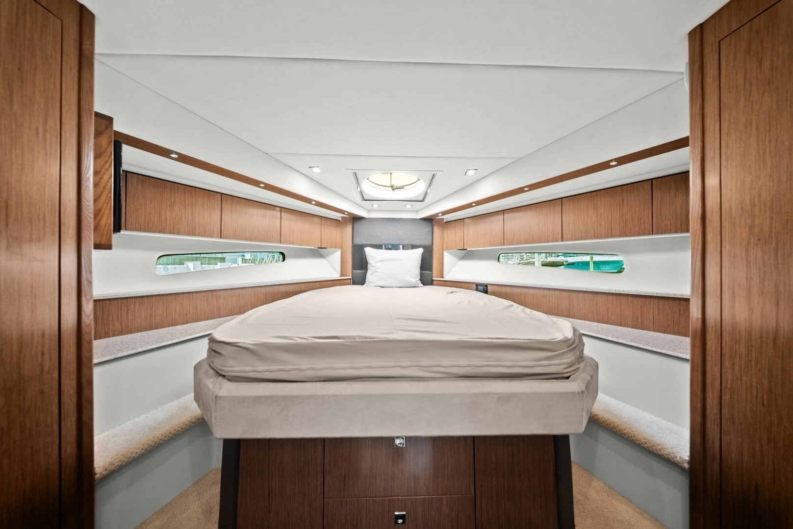 2014 Cruisers Yachts 48 Cantius - Image 3