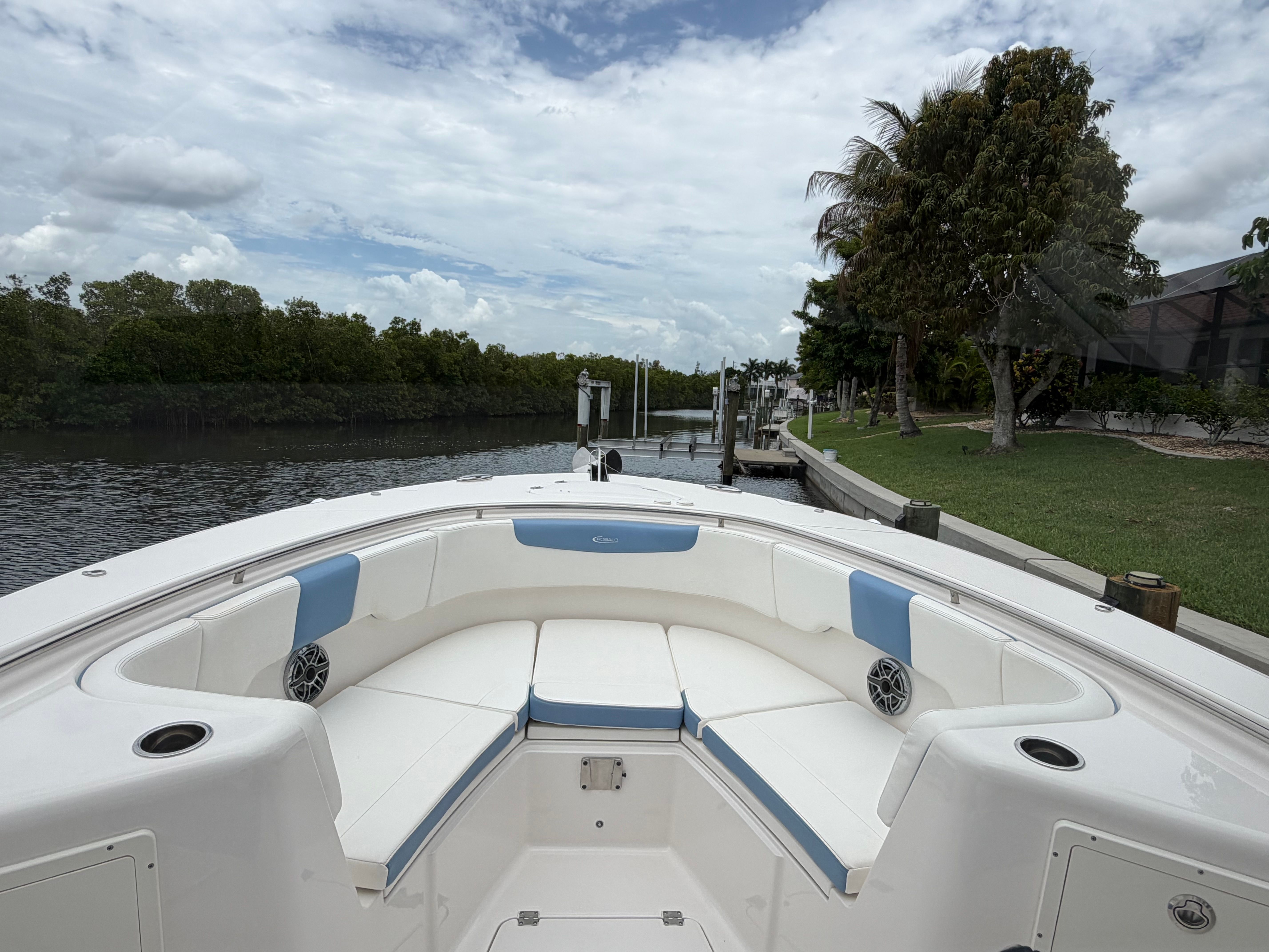 2022 Robalo R302 Center Console - 12