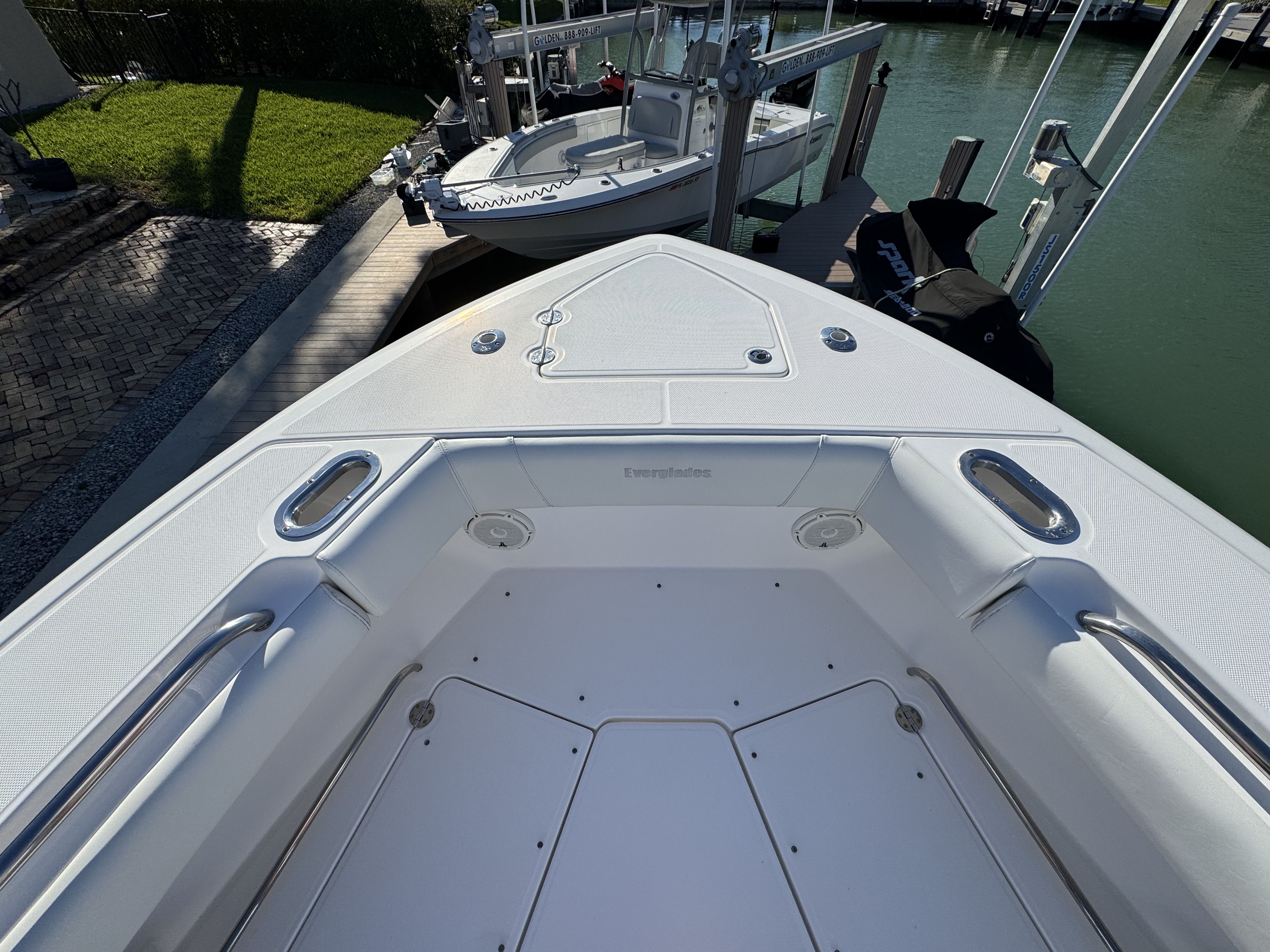 The image shows the bow of a 2020 Everglades 435 Center Console boat.