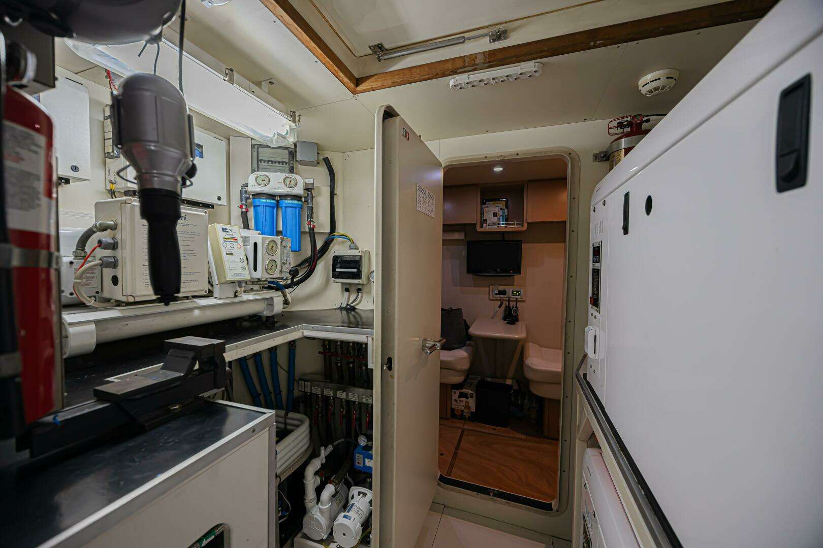 2011 Ferretti Yachts 830 - Image 78