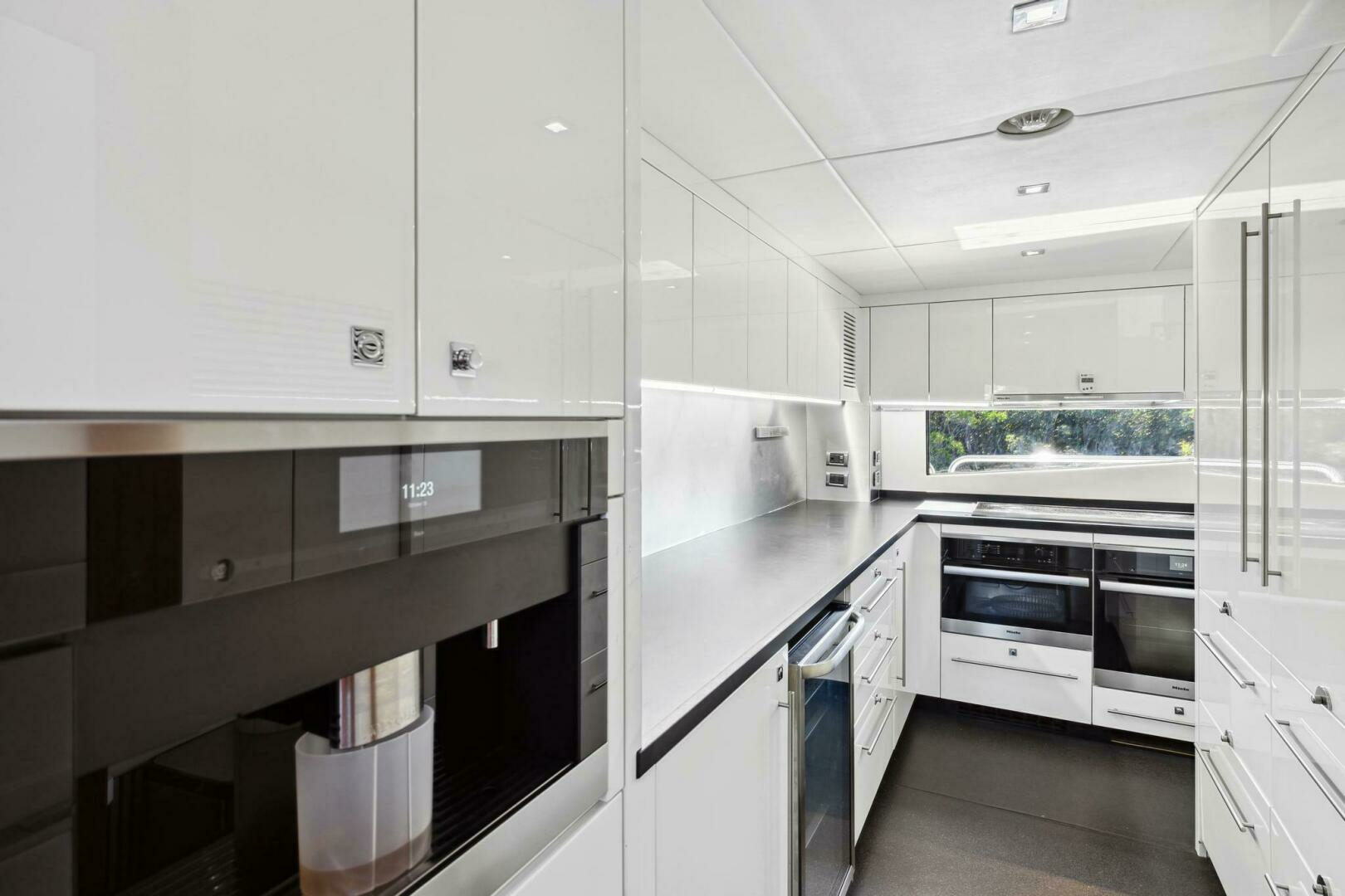 2011 Sunseeker 34M - Image 8
