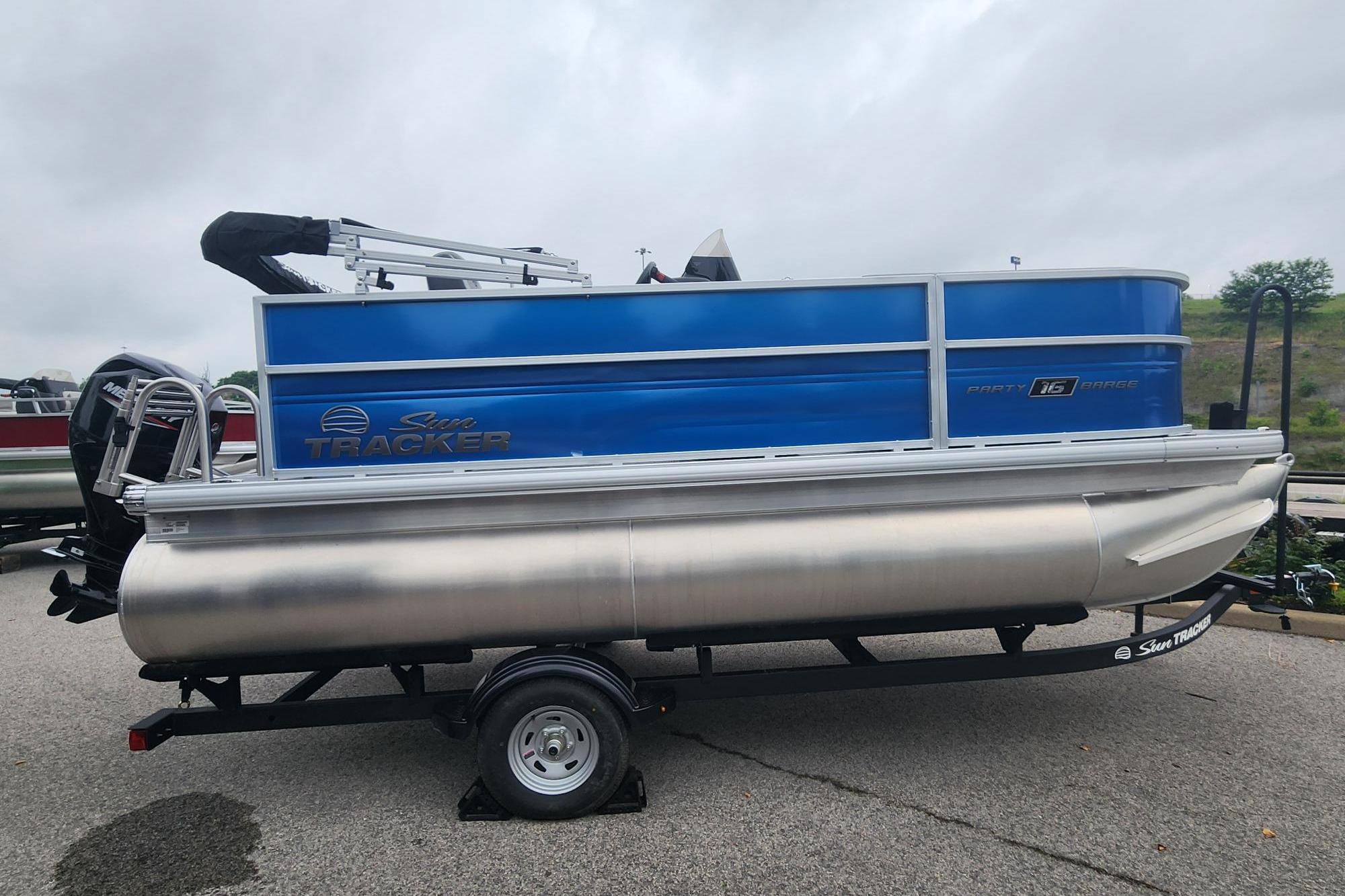 2026 Sun Tracker Party Barge 16 DLX
