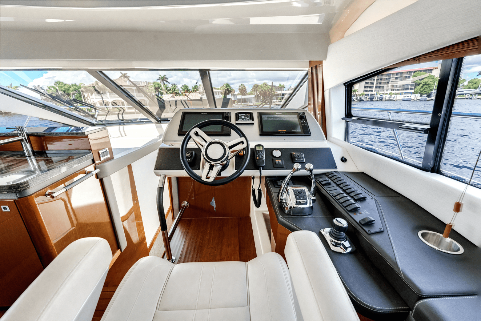 2017 Sea Ray 510 FLYBRIDGE - Image 29