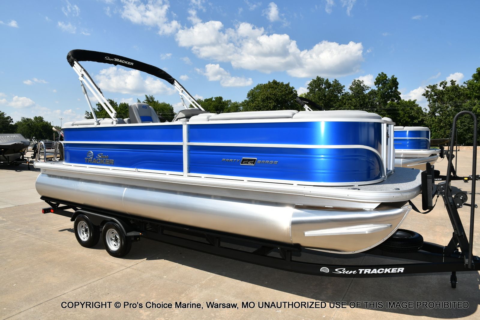 2026 Sun Tracker Party Barge 22 DLX