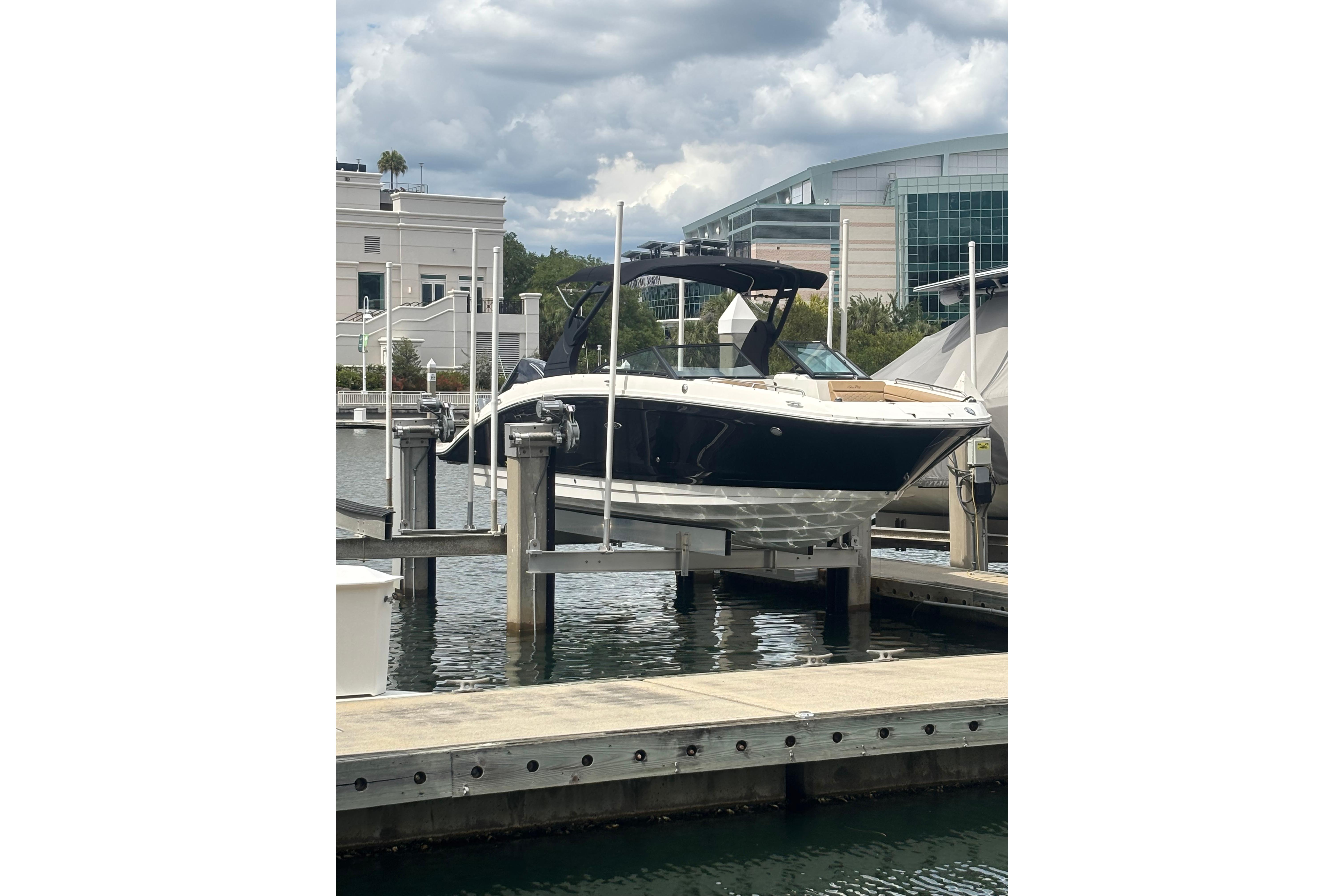 2019 Sea Ray SDX 270 Outboard