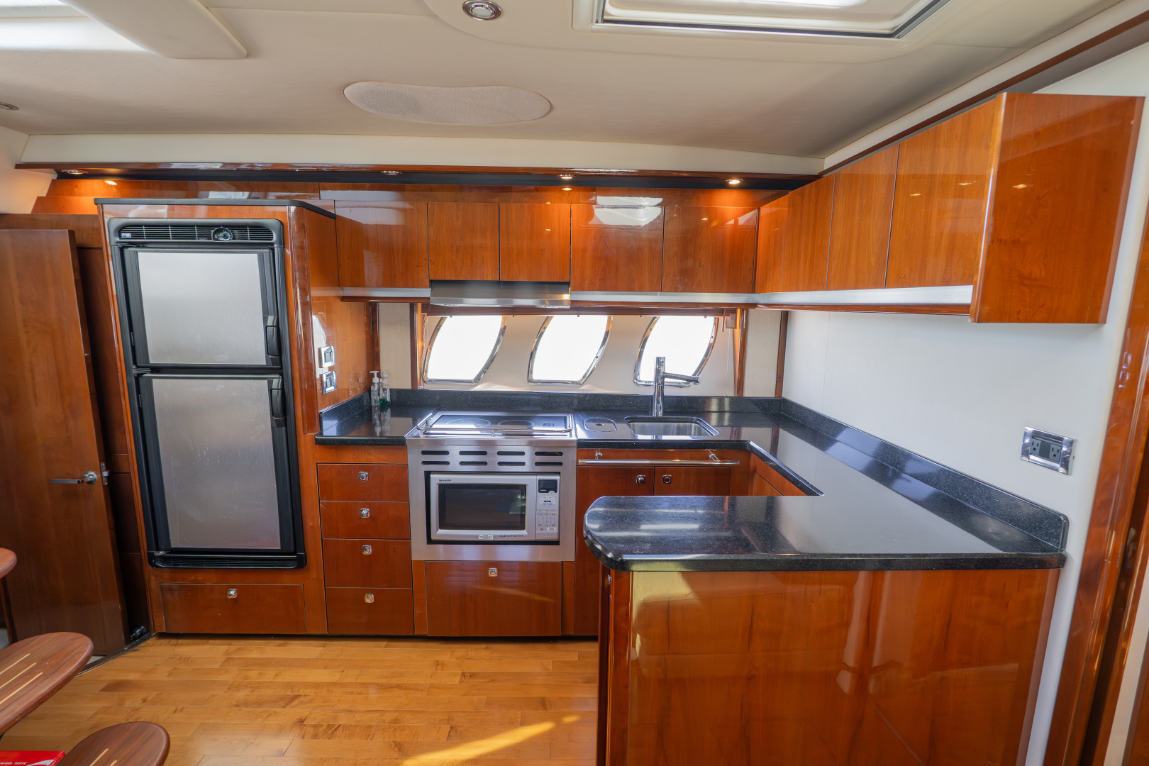 2010 Sea Ray 50 SUNDANCER - Image 12