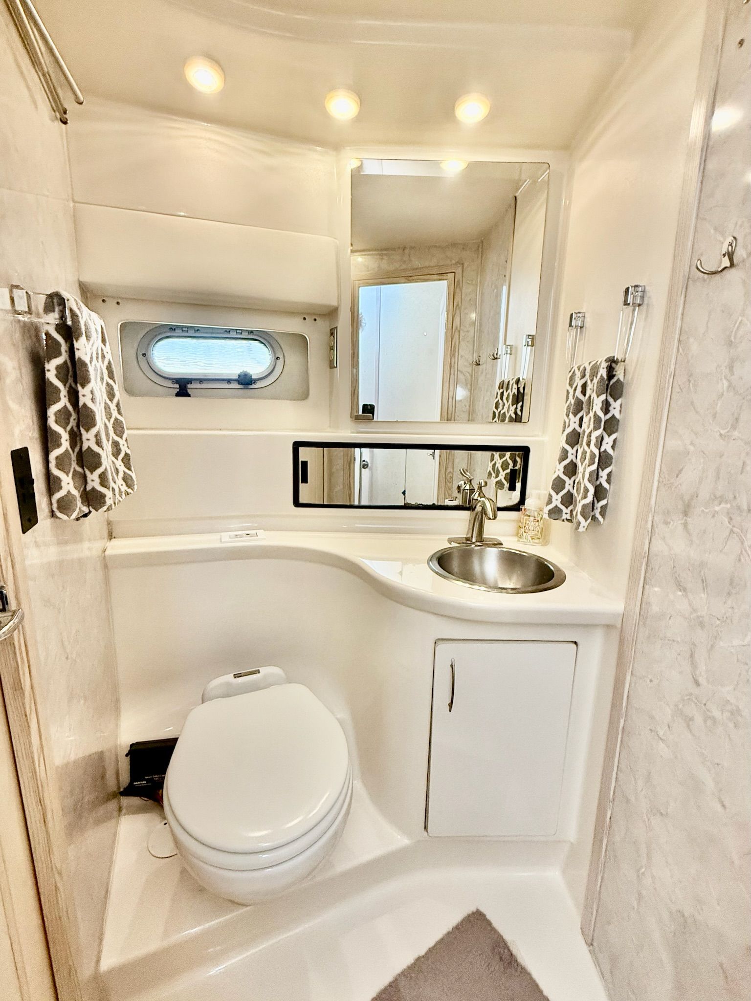 1996 Bayliner 3988 Motoryacht - 26