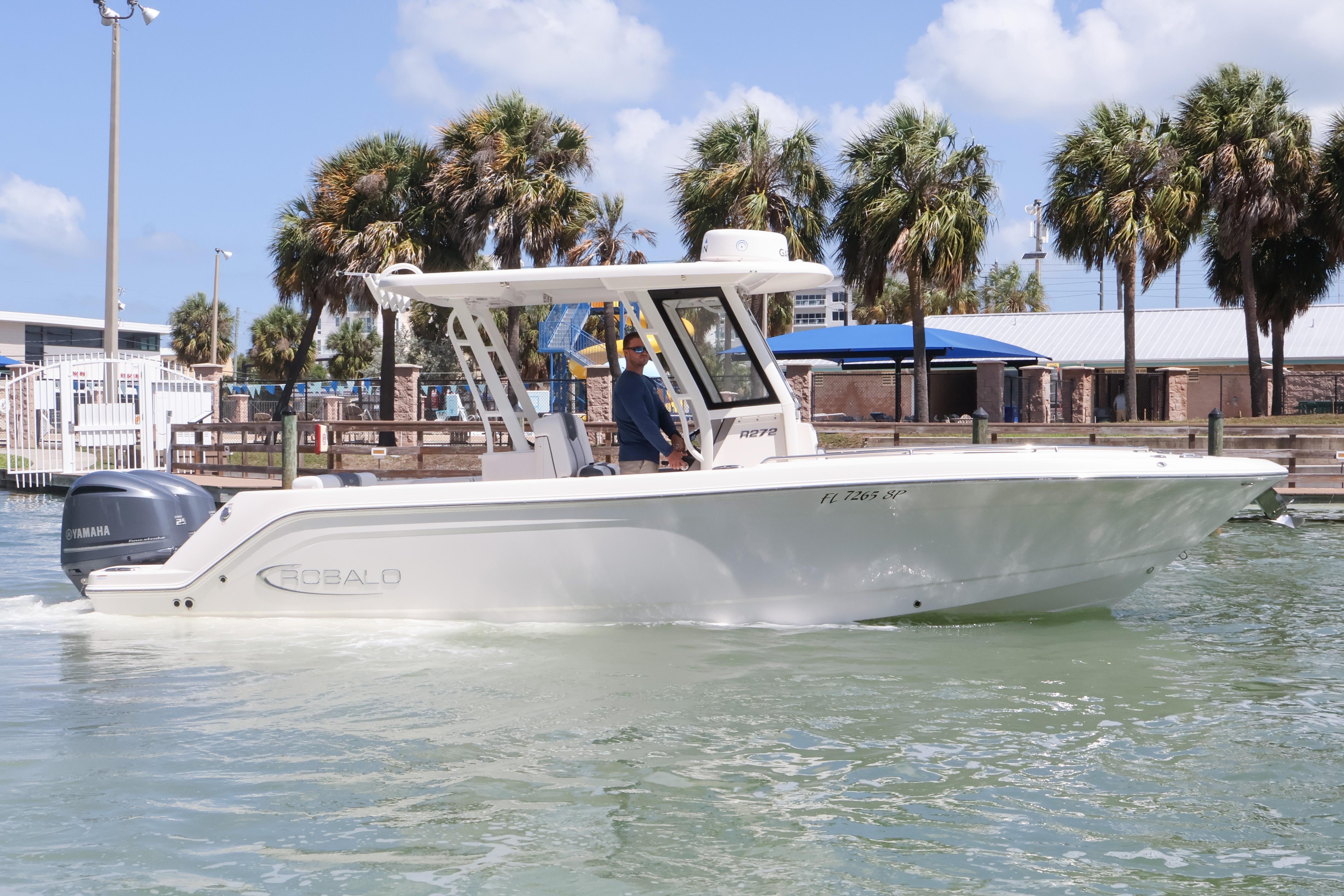 2020 Robalo R272 Center Console