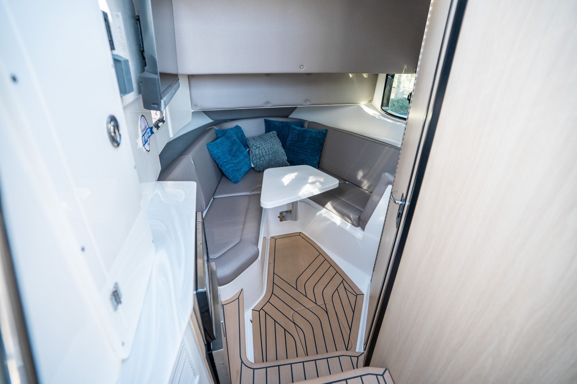 2026 Hurricane SunDeck 3200 OB - 27