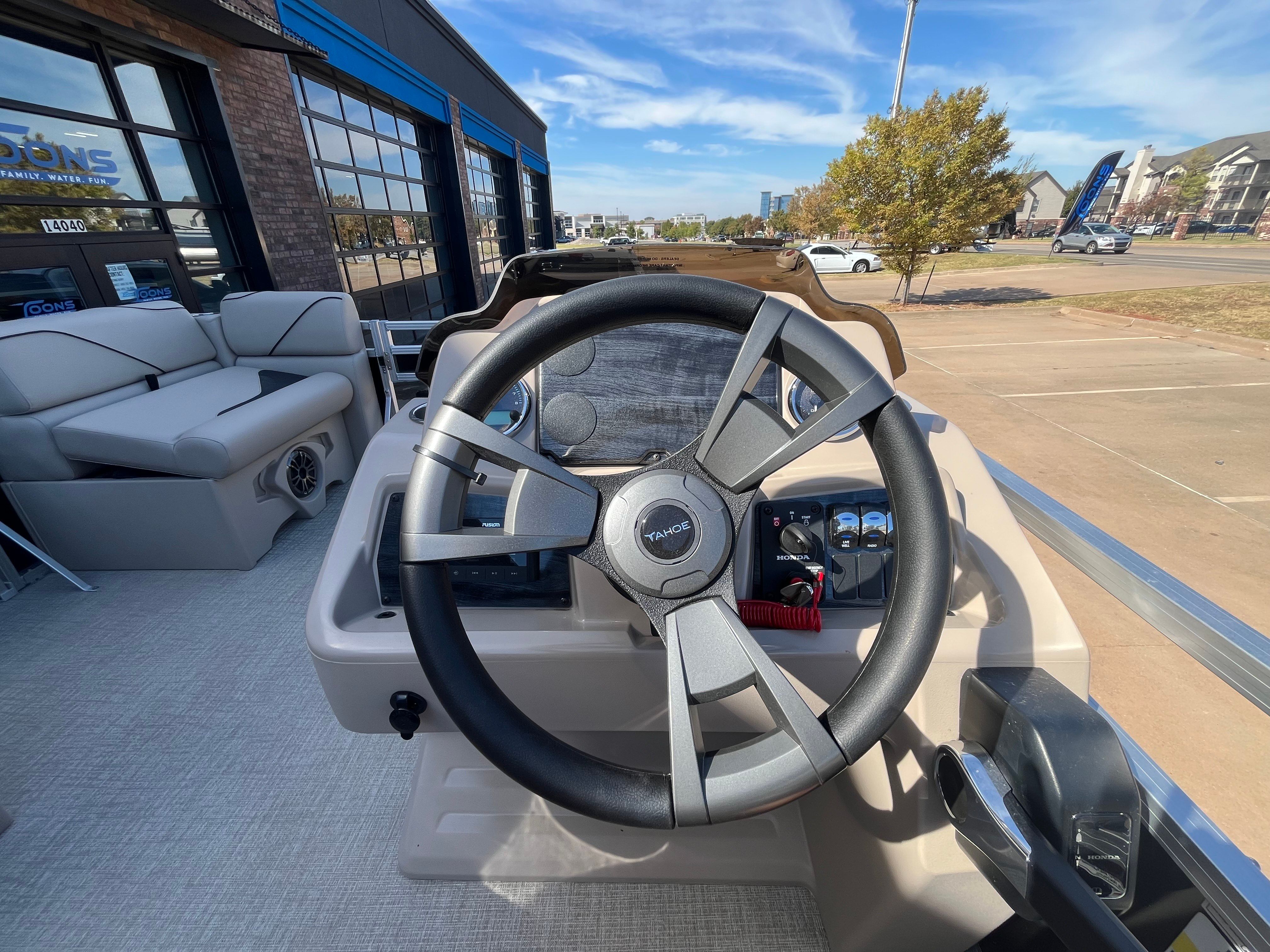 Steering wheel of Tahoe 1925 Sport Rear Fish boat, year 2026.